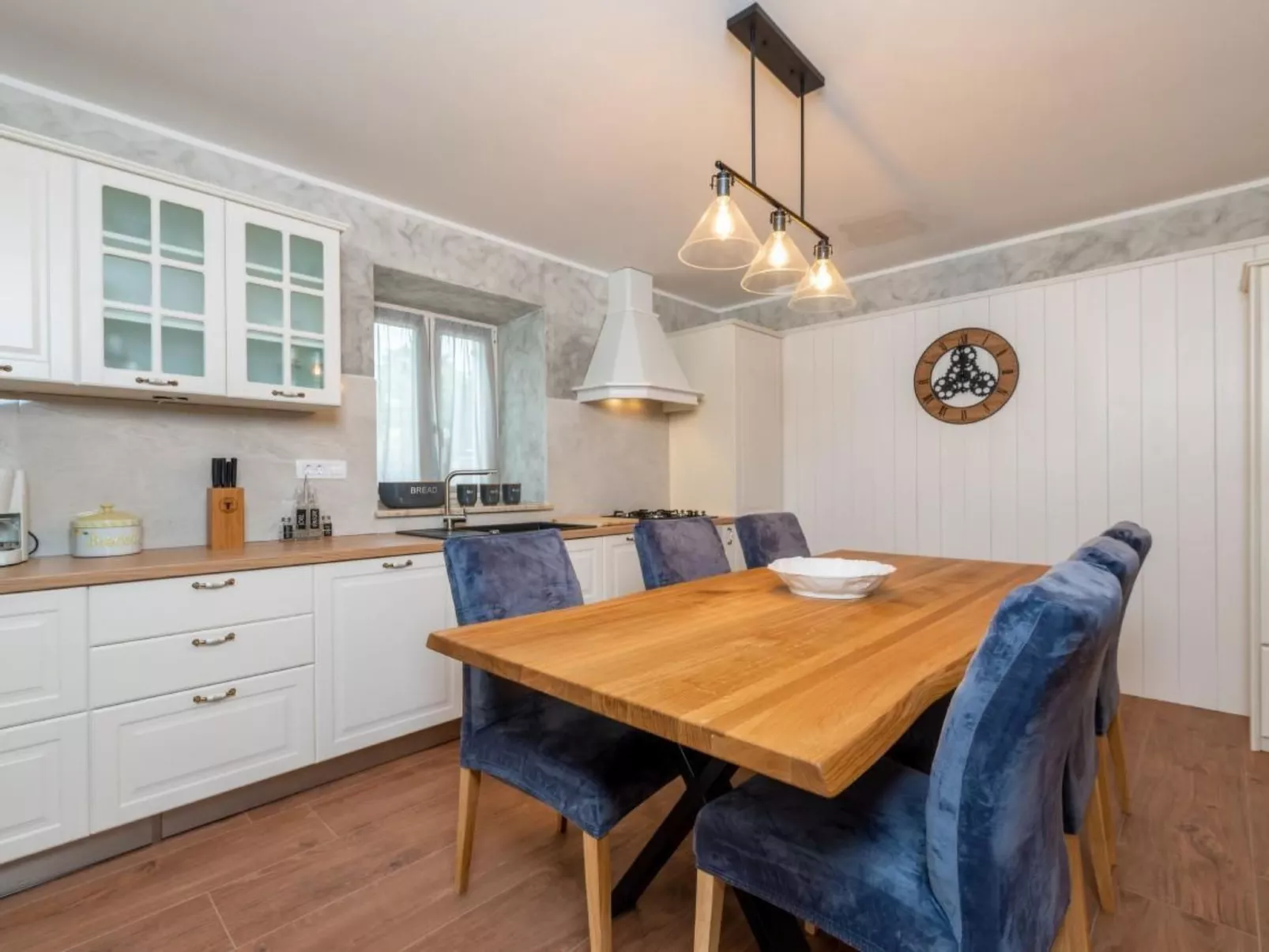 Villa Violette mit Pool nahe Stadtzentrum-Drinnen