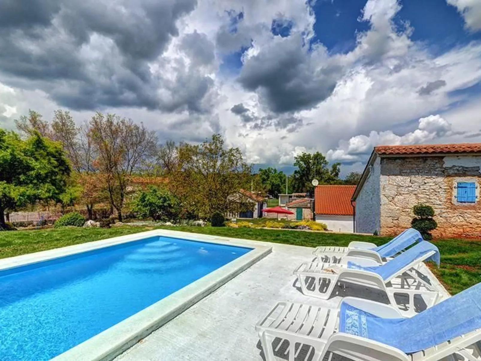 Romantische Villa mit weitläufigem Garten-Outside