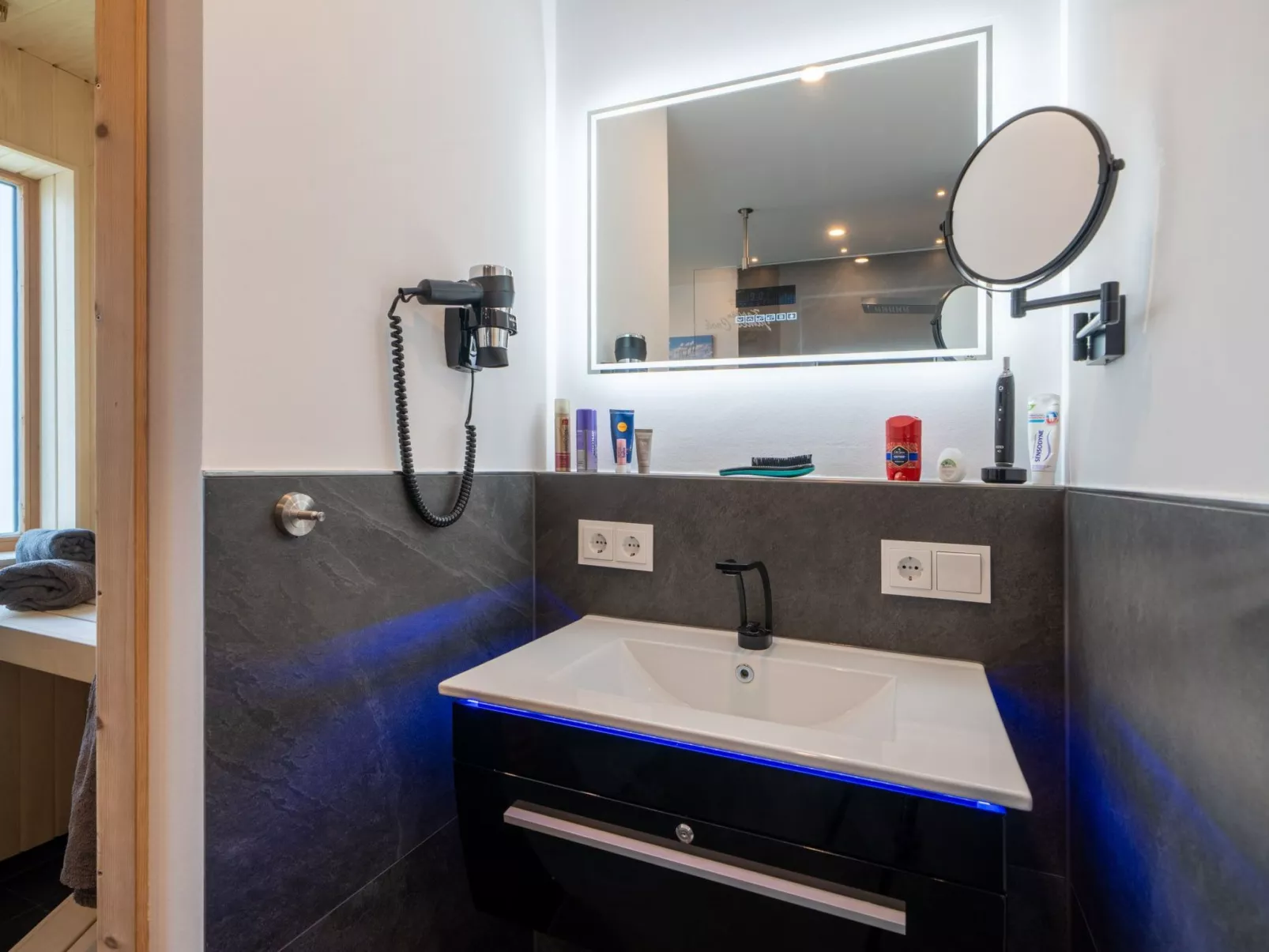 Schleivilla Kapitän James Cook2,  Löwen Dart HB8-Drinnen