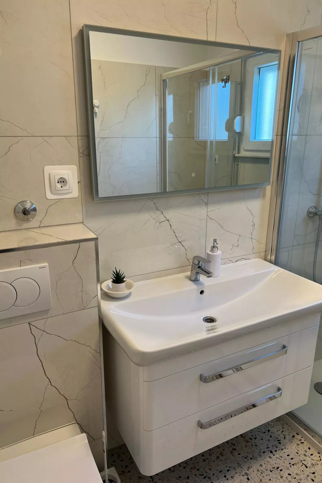 Coastal Comfort Apartment Teilen Speichern-Inside