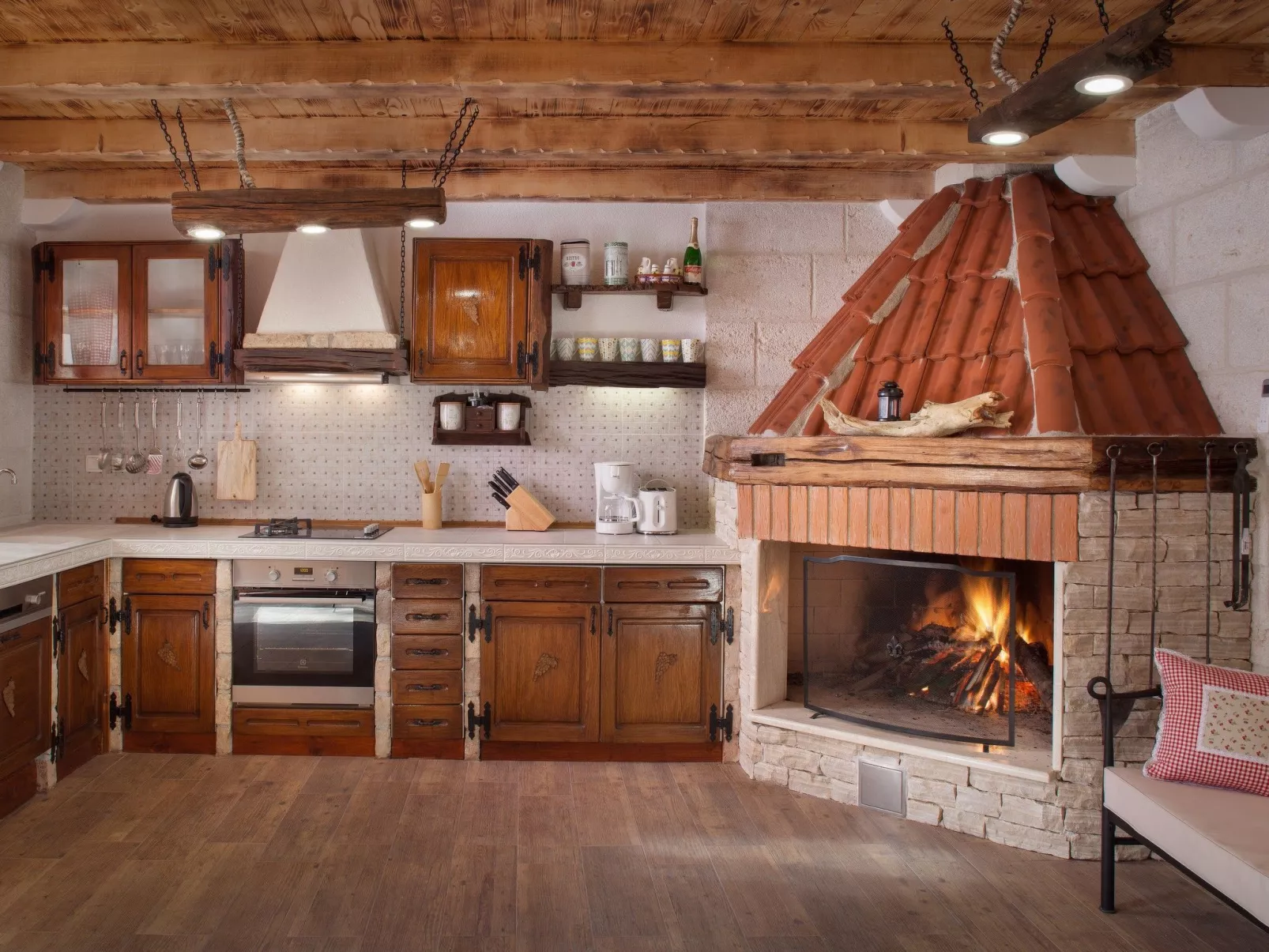 Charmantes Steinhaus mit Pool und Meerblick-Drinnen