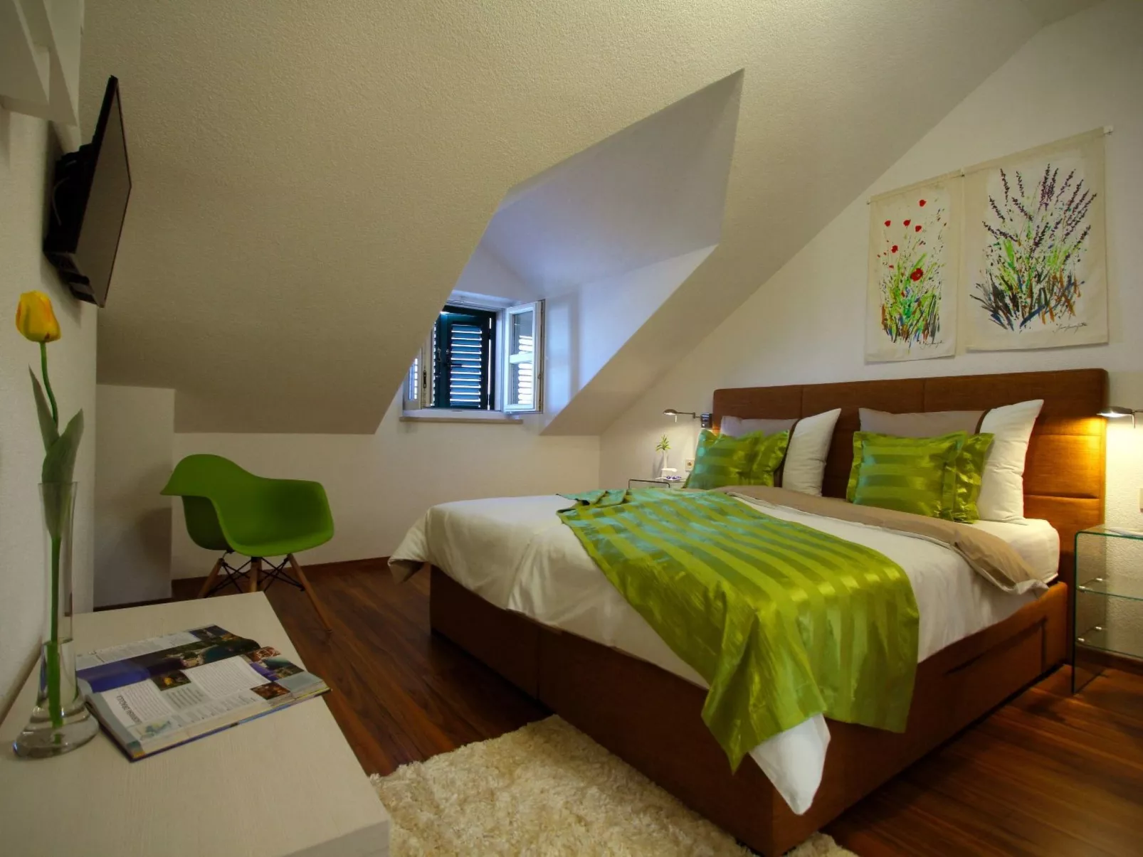 In Bol mit privatem Parkplatz-Drinnen