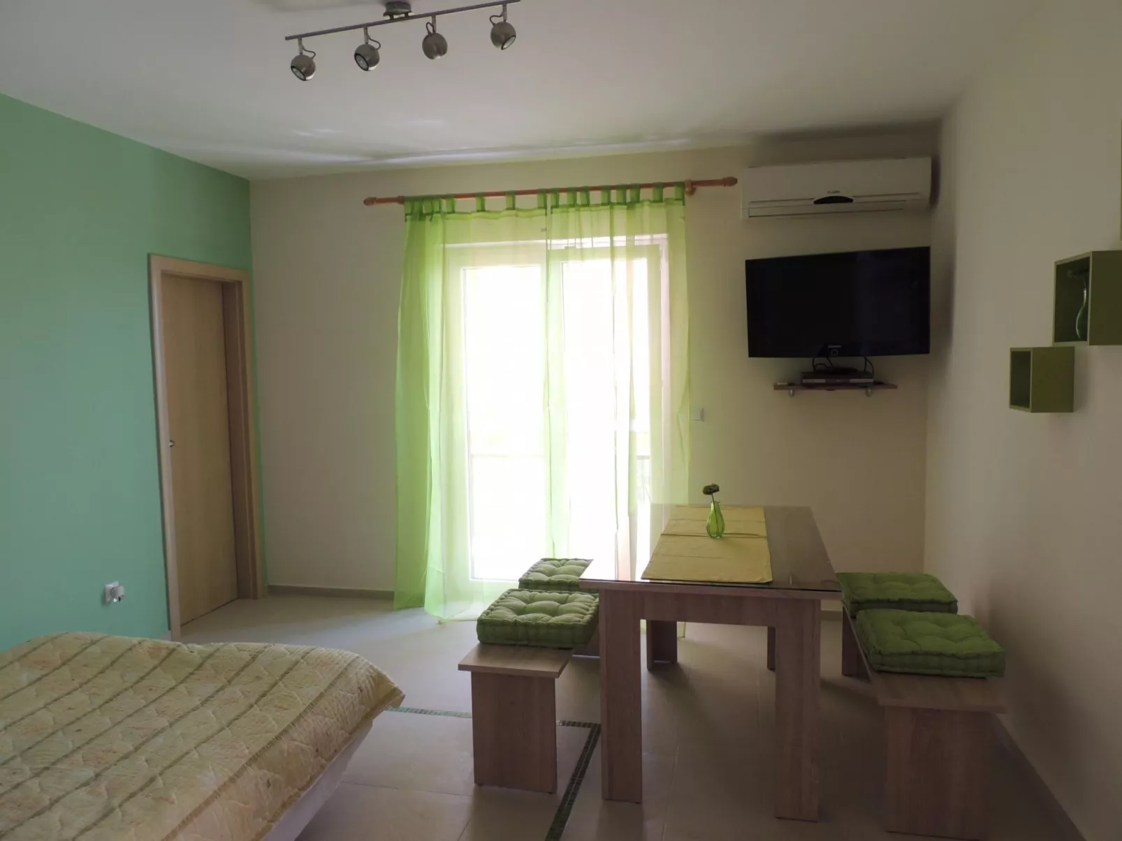 "Denona" mit Blick auf das Wasser-Drinnen