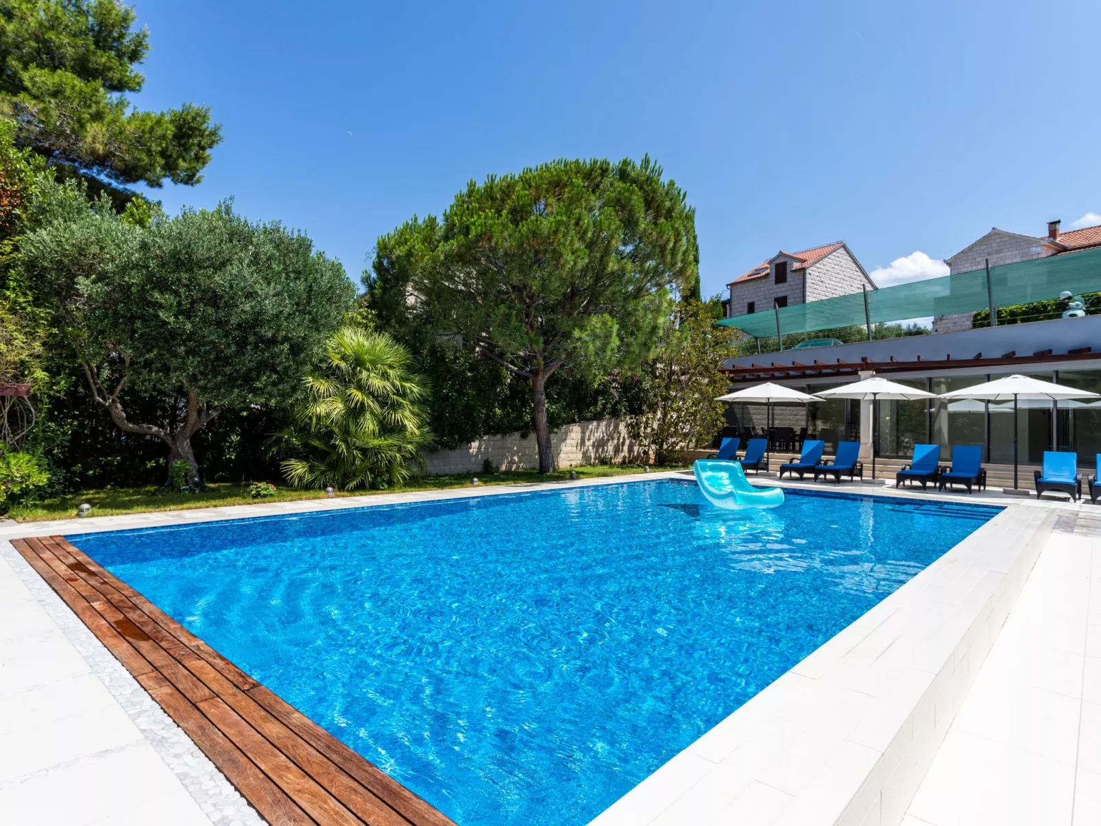 Große Ferienwohnung mit Pool, Garten und Terrasse-Outside