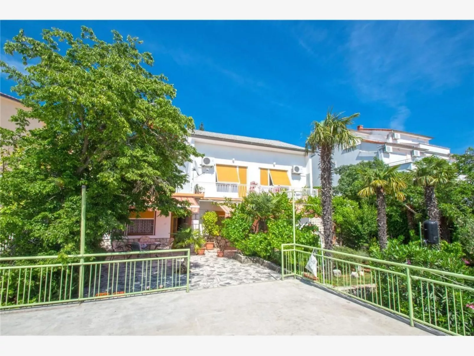 Wohnung in Dramalj mit Schöner Terrasse und Meerblick-Outside