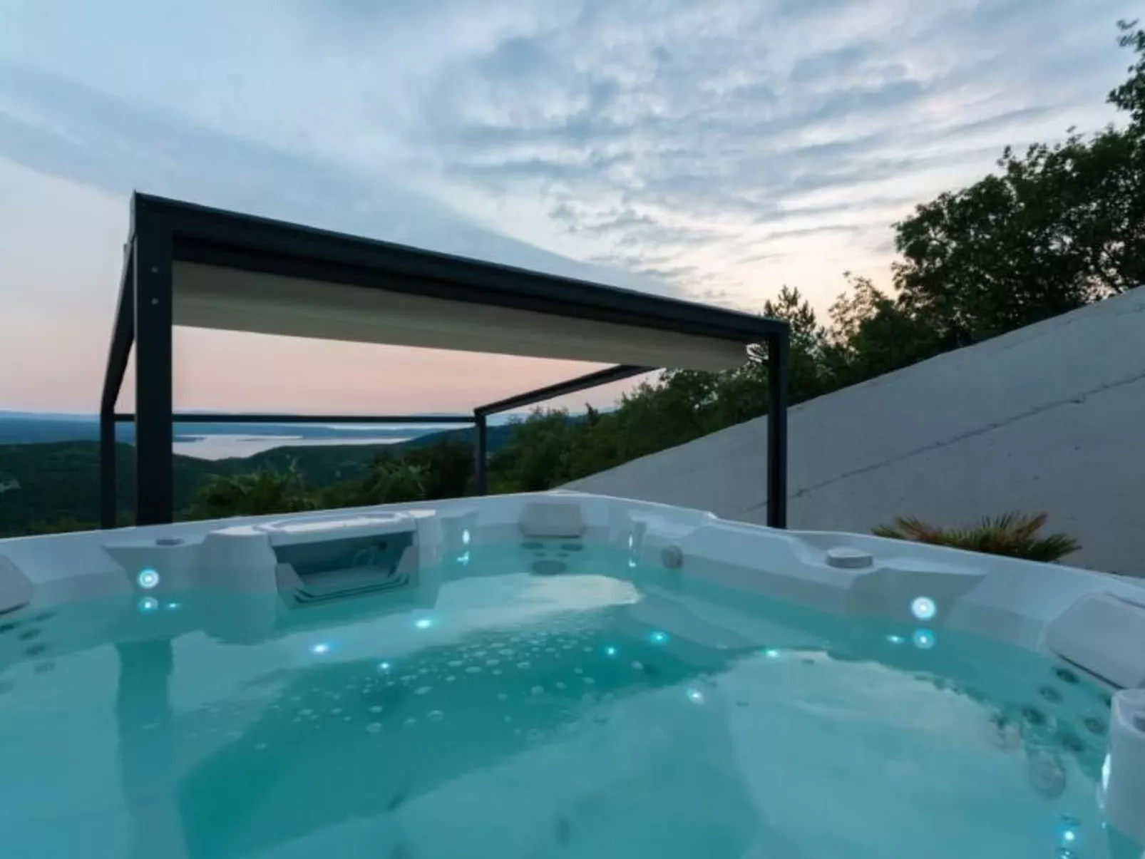 Designferienhaus mit Hot Tub-Outside