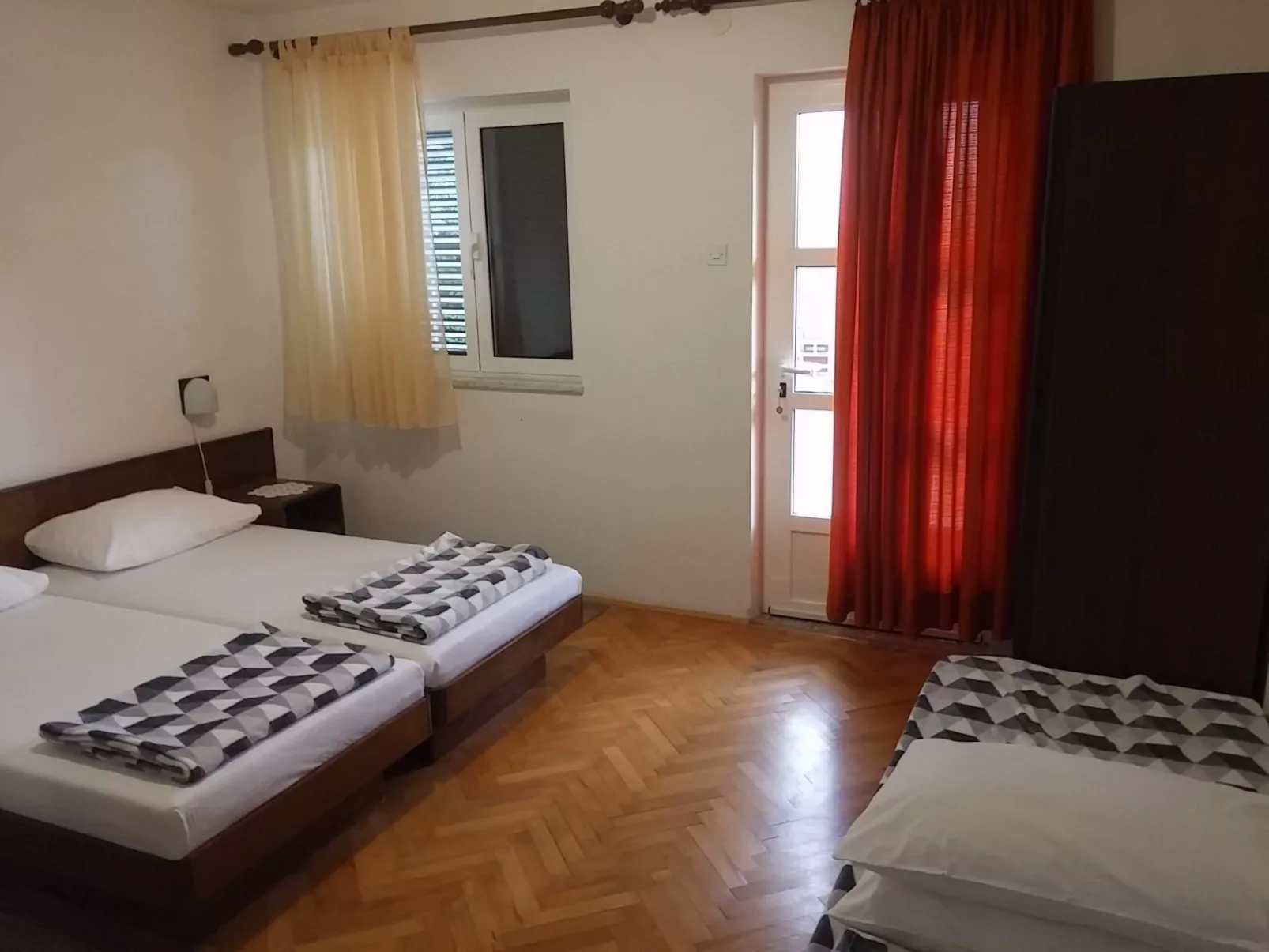 Katarina mit Garten und Grill-Image-tags.info