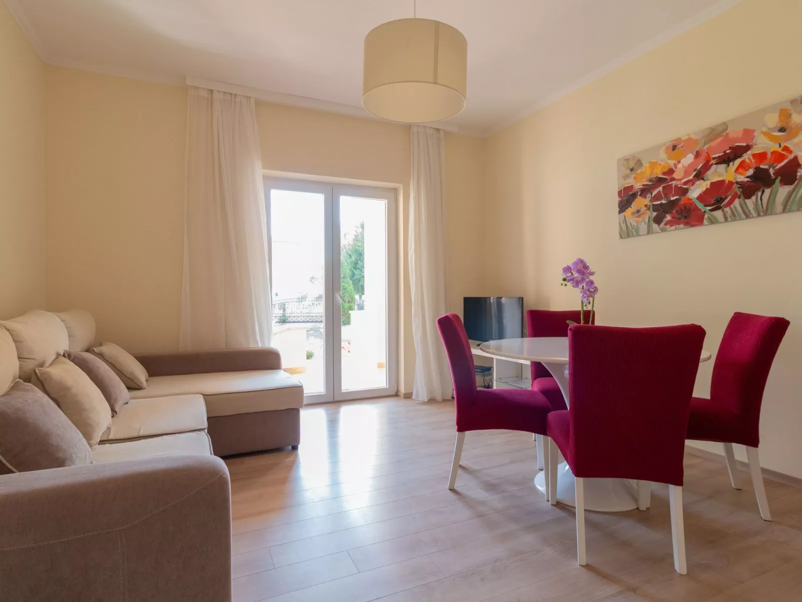 Wohnung mit Blick auf das Wasser-Drinnen