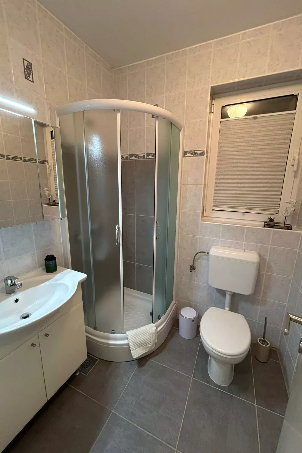 "Adele A1 erste Katze"-Drinnen