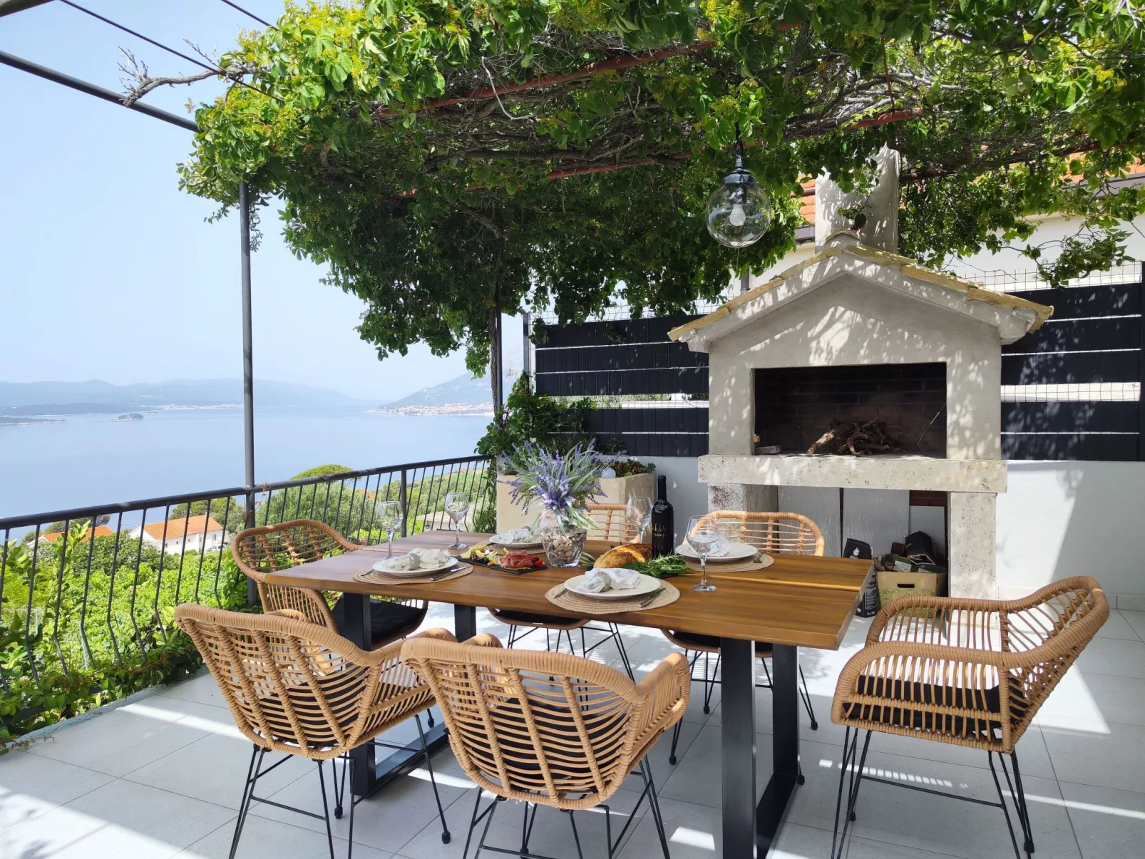 Mit Blick auf das Wasser-Draußen