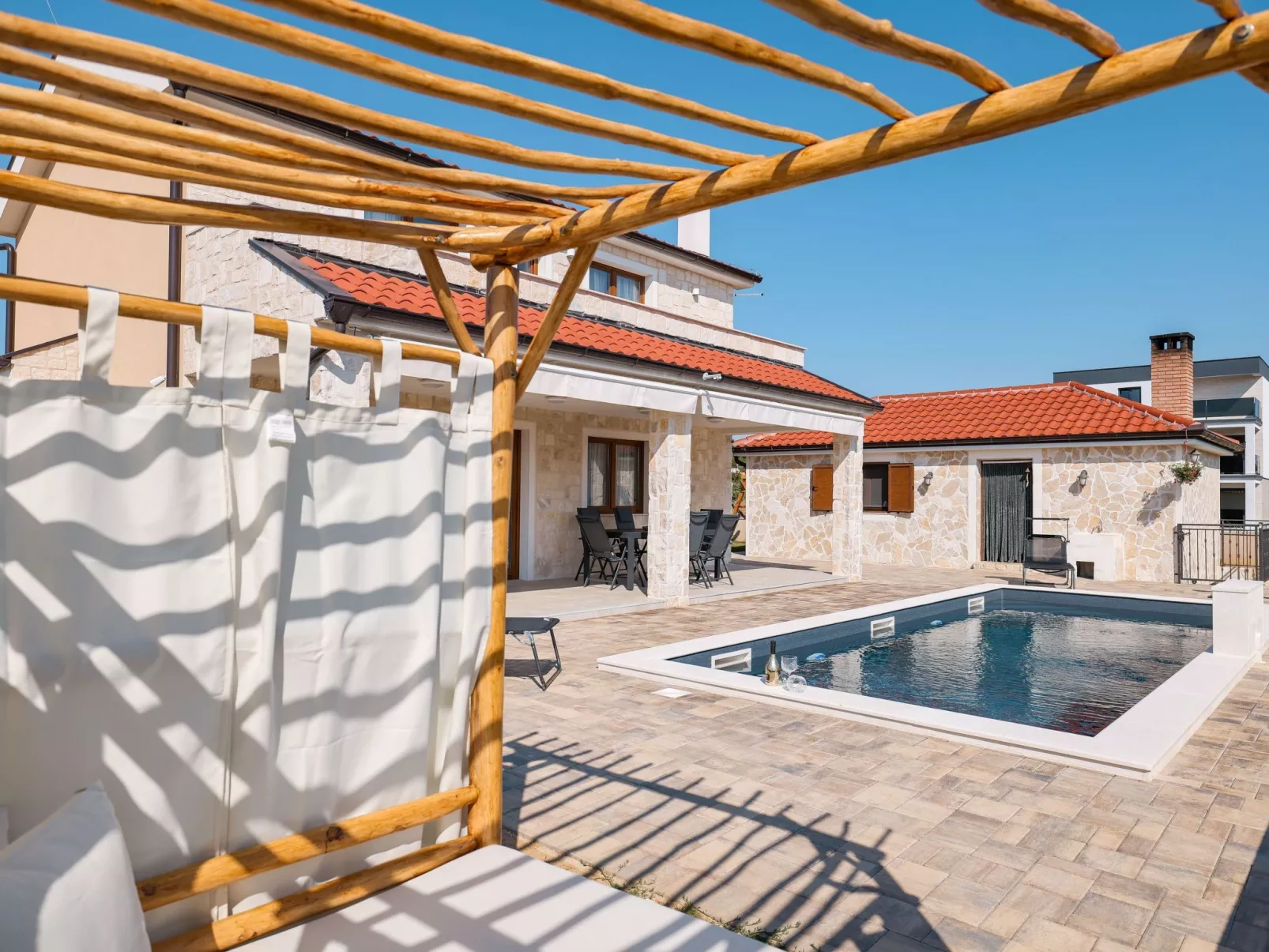 Villa mit beheiztem Pool in der Nähe des Meeres-TA Leut Agency-Outside