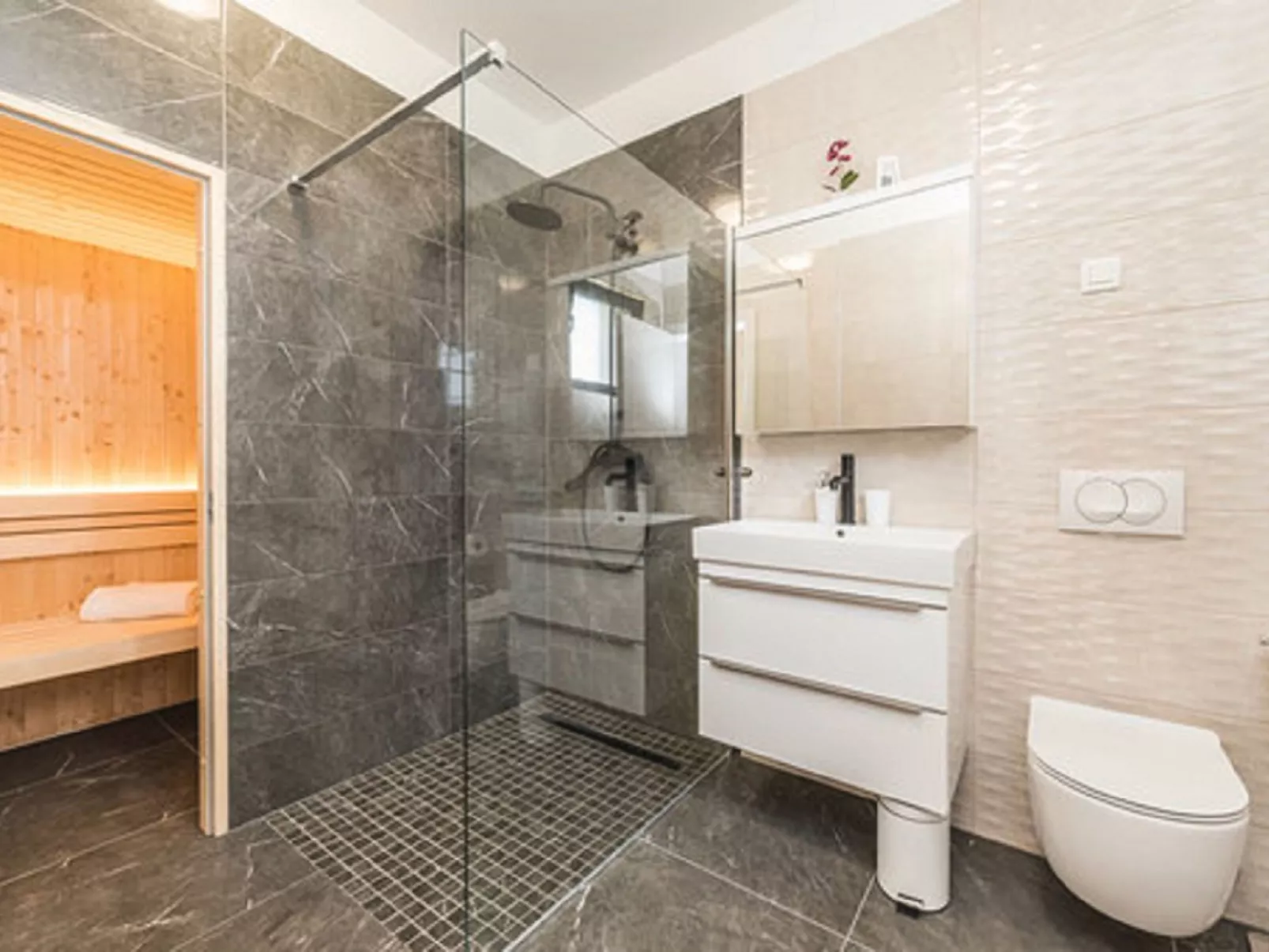 Villa Angelo mit Sauna, Fitnessraum und Pool-Drinnen