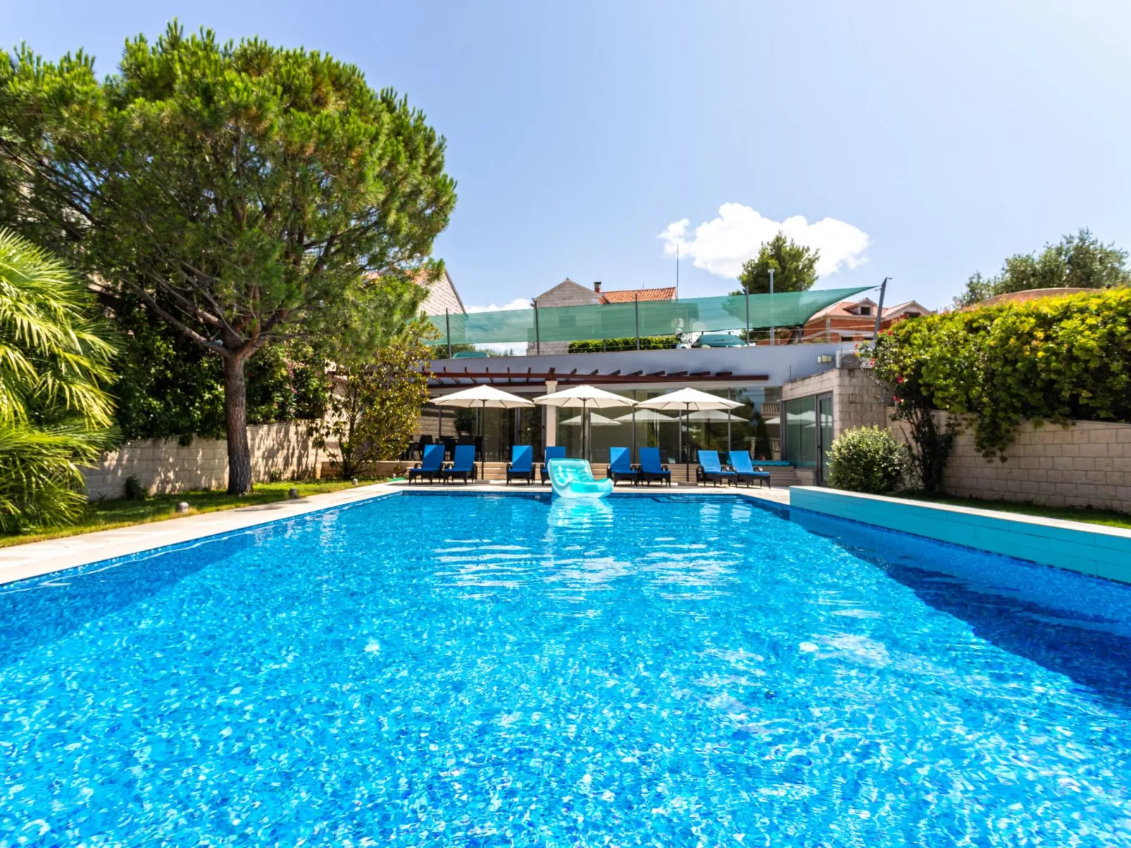 Luxuriöse Ferienwohnung mit Poolblick-Outside