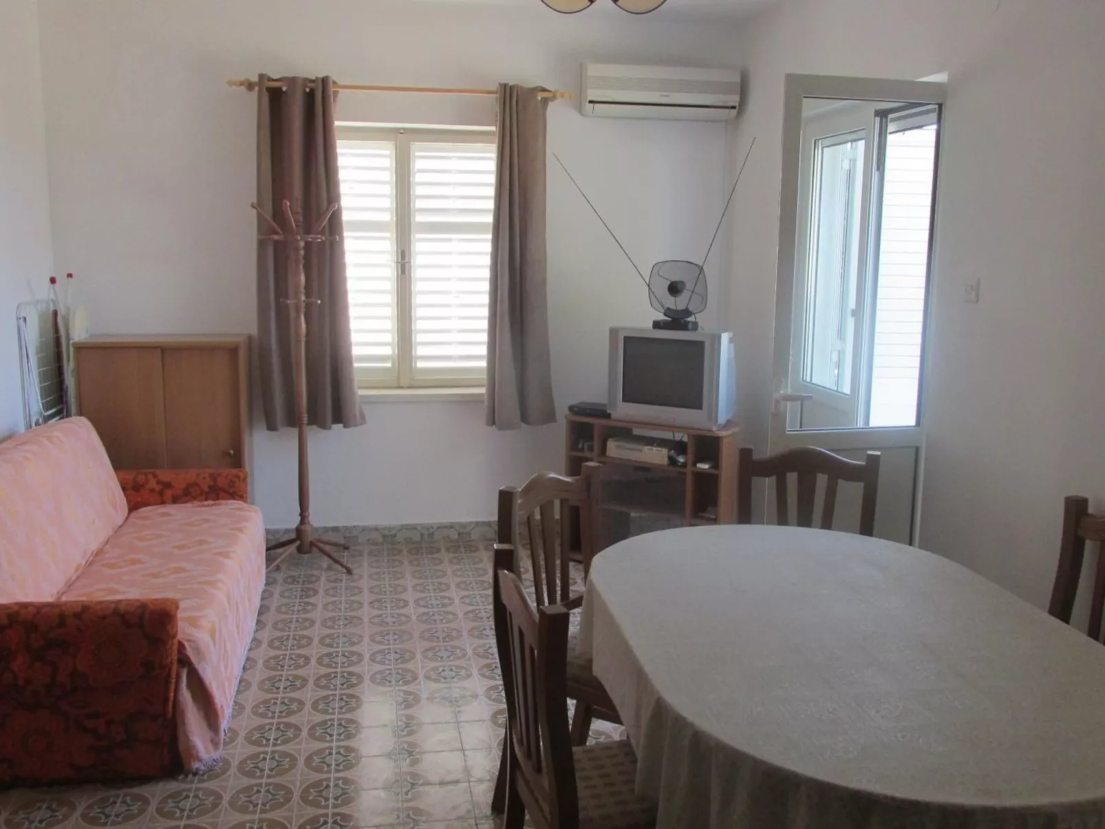 Haus in Ugljan mit Terrasse, Garten und Barbecue-Dedans