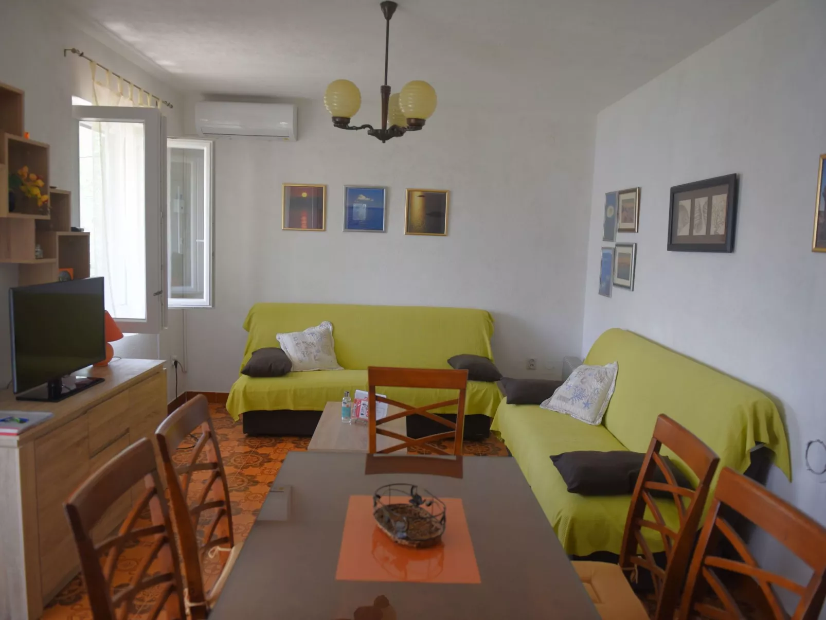 "Mladen" mit Blick auf das Wasser-Inside