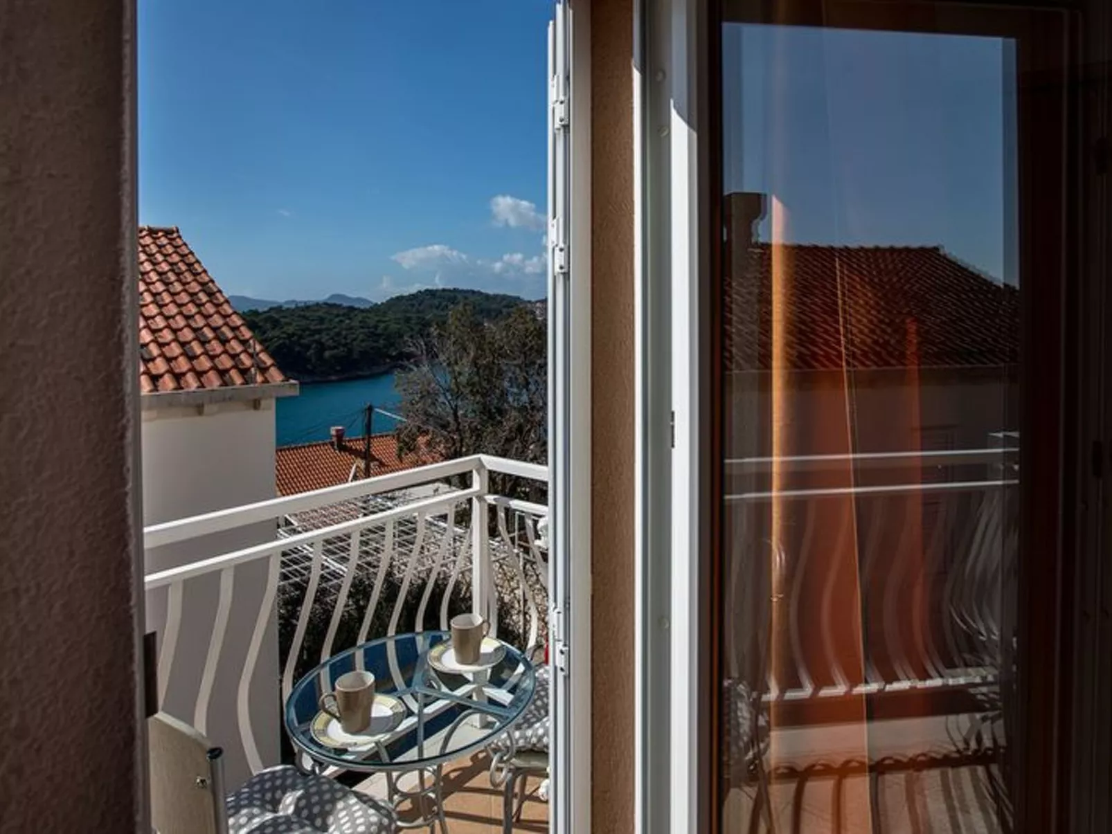 Mélanie B im ersten Stock einer Villa am Strand - Outside