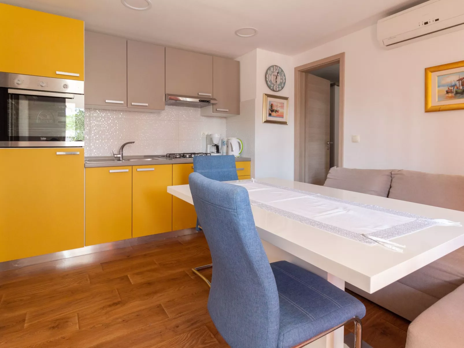 Mobilheim mit Privatparkplatz-Drinnen