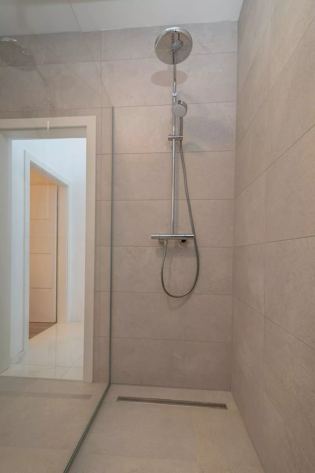 Luxuriöse Ferienvilla mit privatem Pool-Dedans