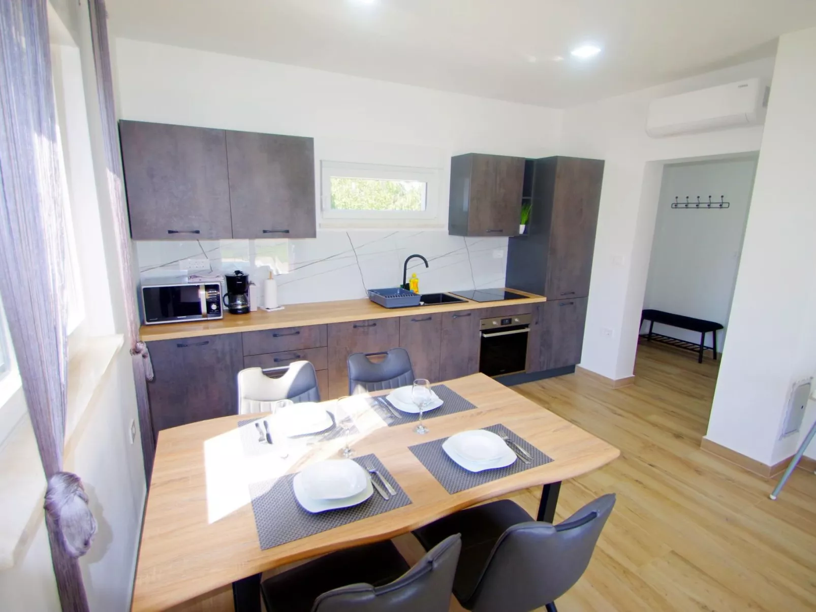 Ferienhaus, privater Pool, Dorf Šišan-Inside