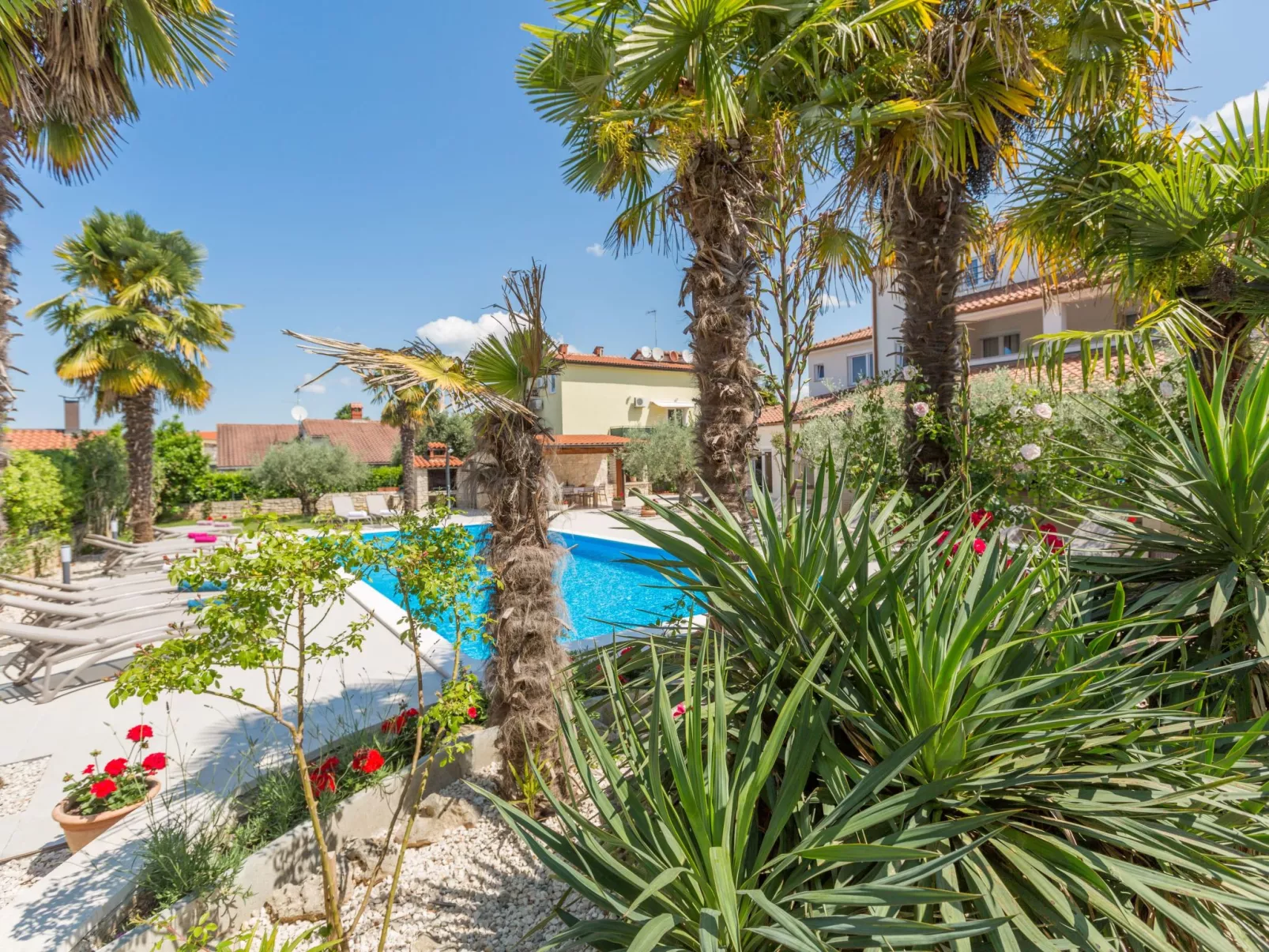 Paradiso 1 mit Pool-Dehors