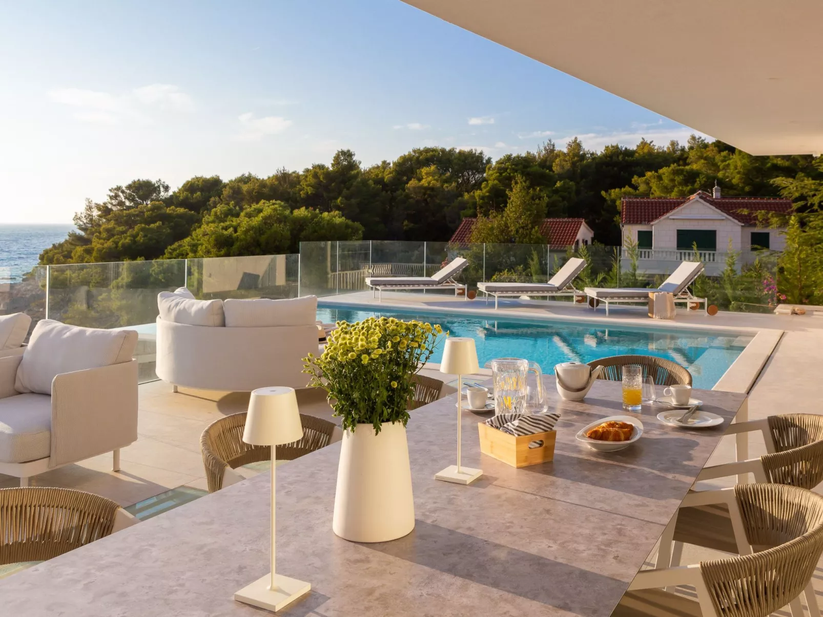 Villa mit Infinity-Pool-Drinnen