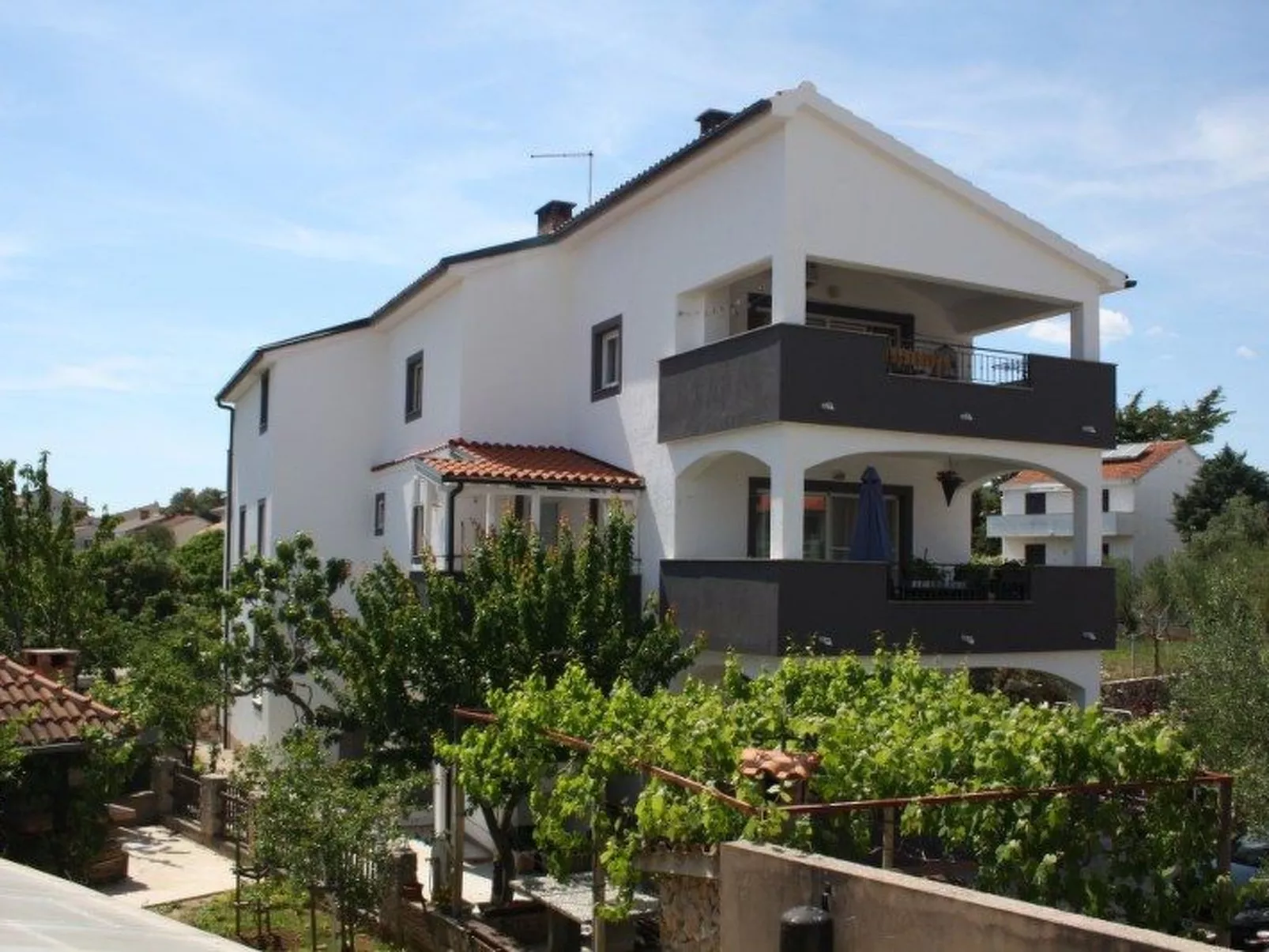 Apartment mit einem kleinen Wohn- und Essbereich und Schlafzimmer-Dehors