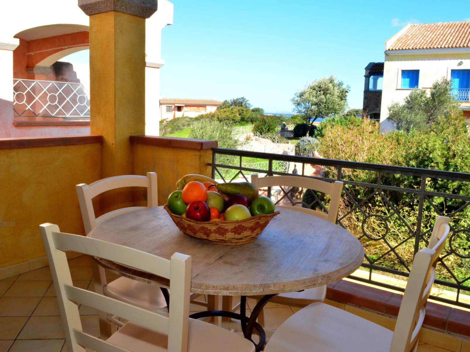 Schöne Wohnung mit Blick auf den Pool-Draußen