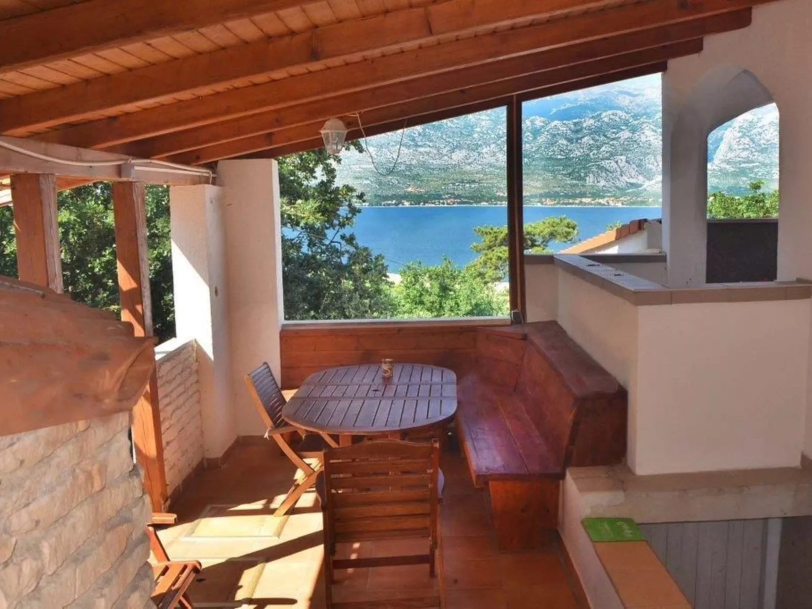 Für vier Personen mit Terrasse-Dedans