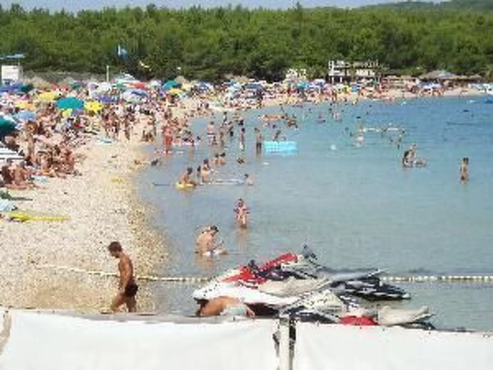 Mit Blick auf das Wasser-Dehors