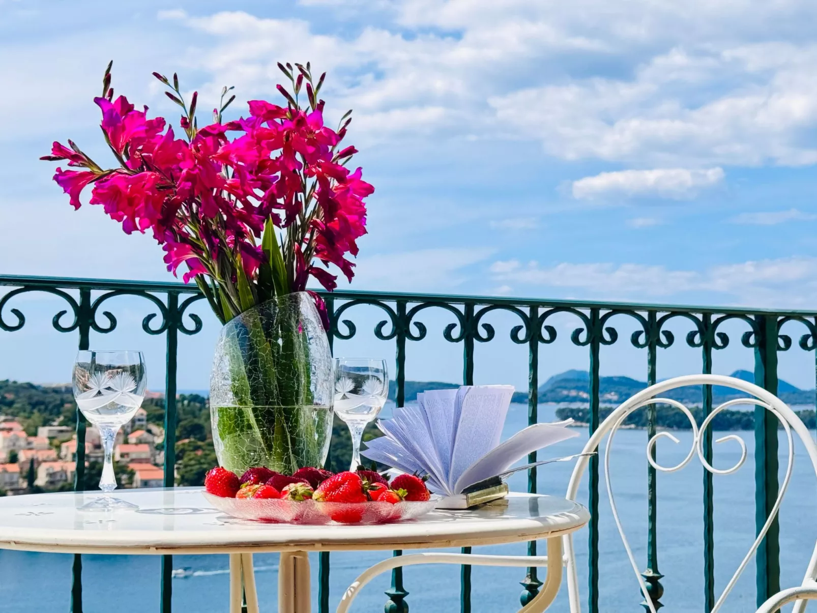 Villa mit Blick auf das Wasser-Draußen