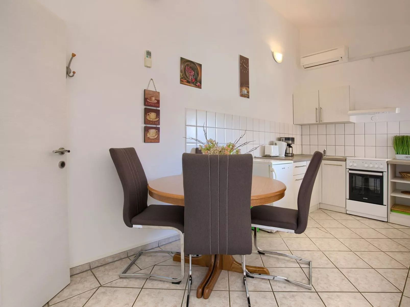 Mit Bootsanleger-Drinnen