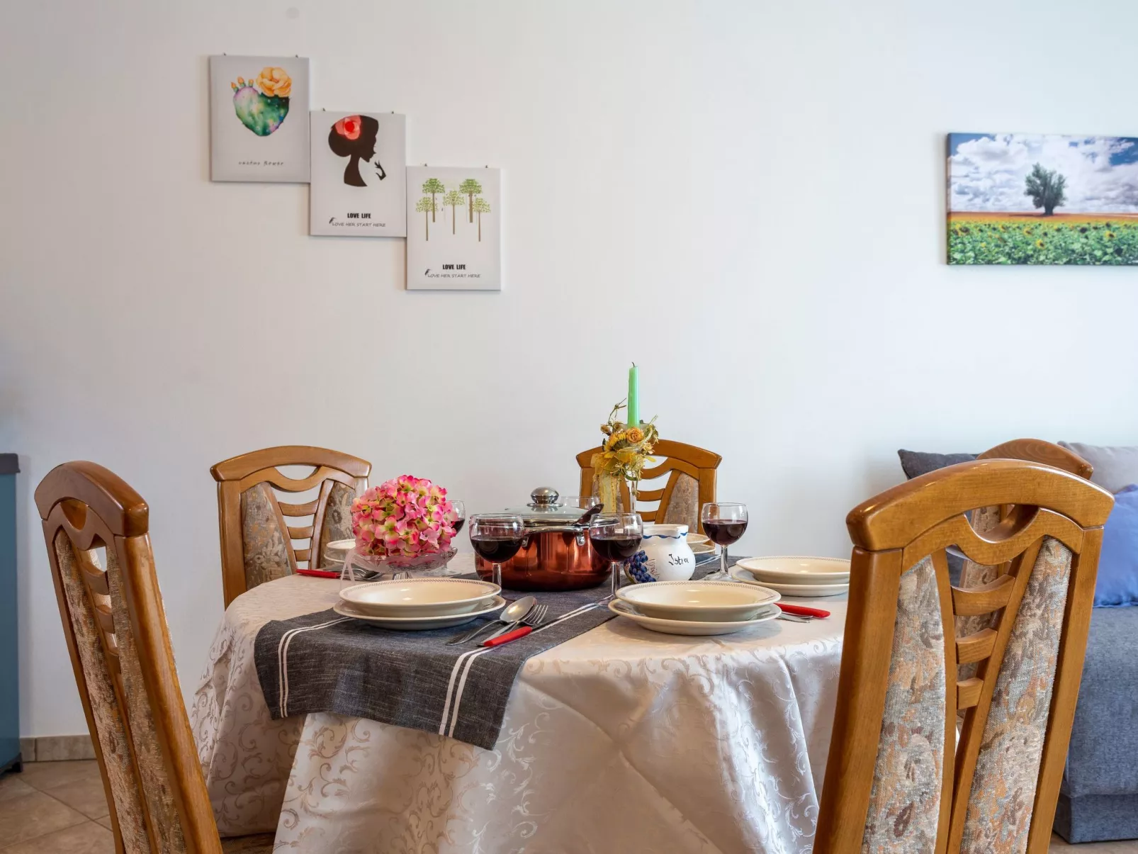 "Villa Mirela" mit Terrasse-Drinnen