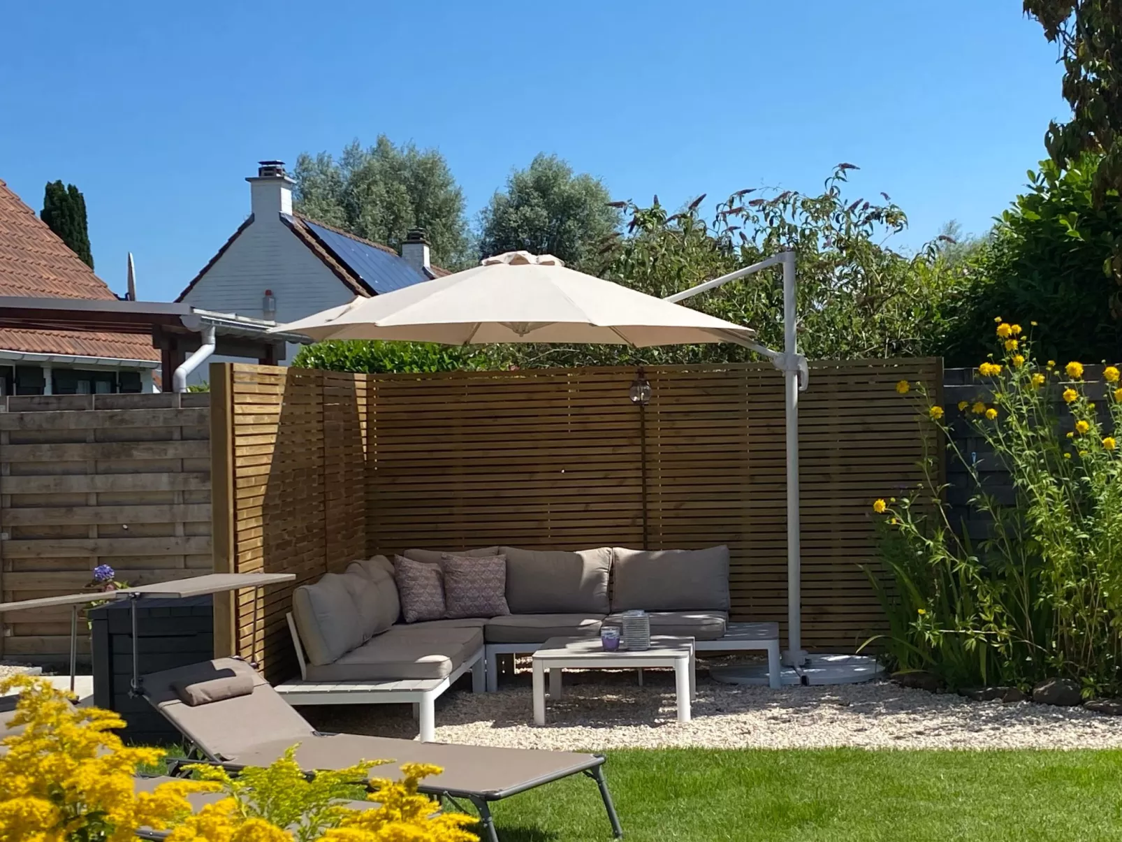 Zonnewind in der Nähe von Dünen und Wald-Dedans