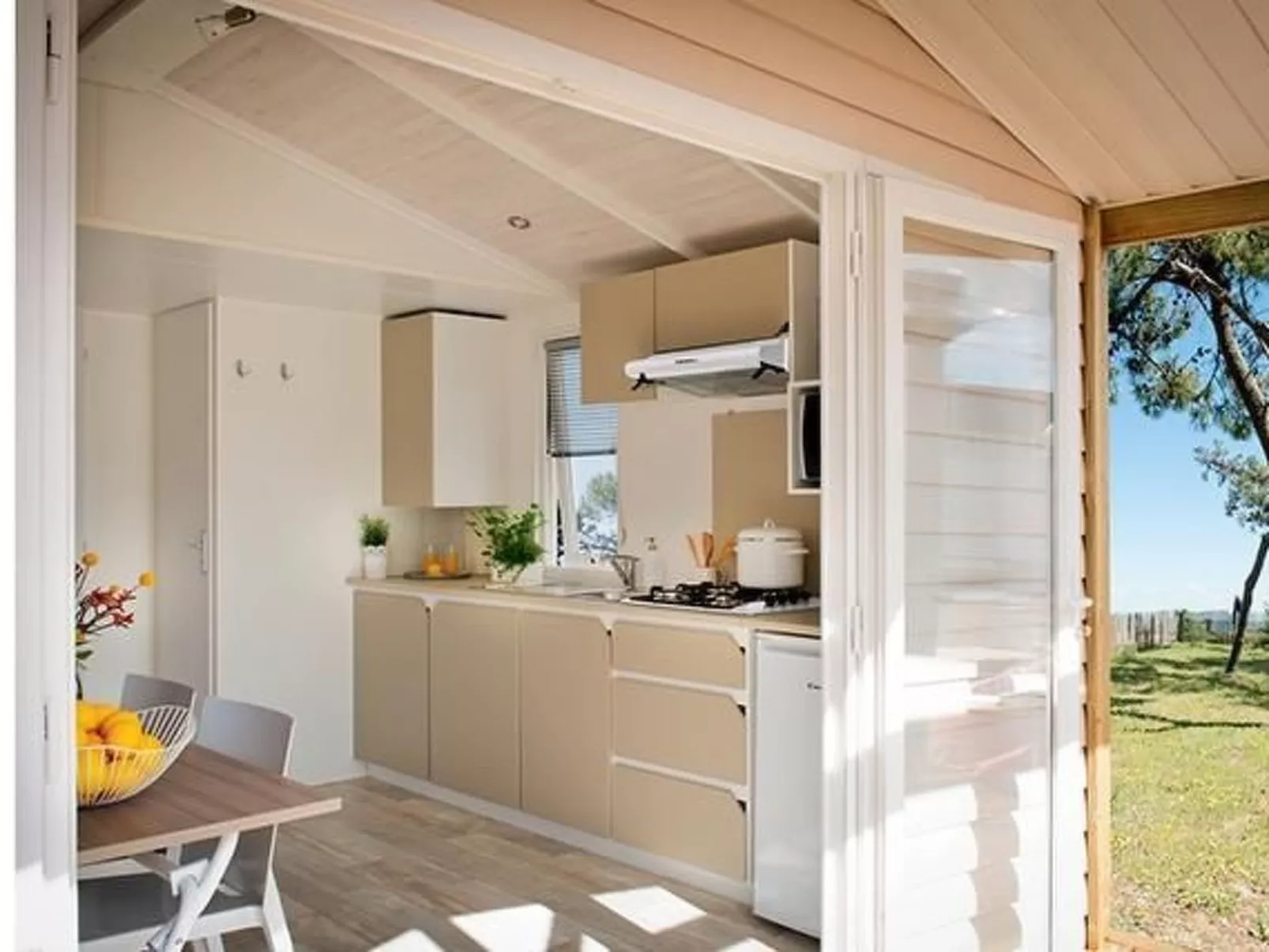 In Hohenlychen mit Grill, Loggia 4-Drinnen