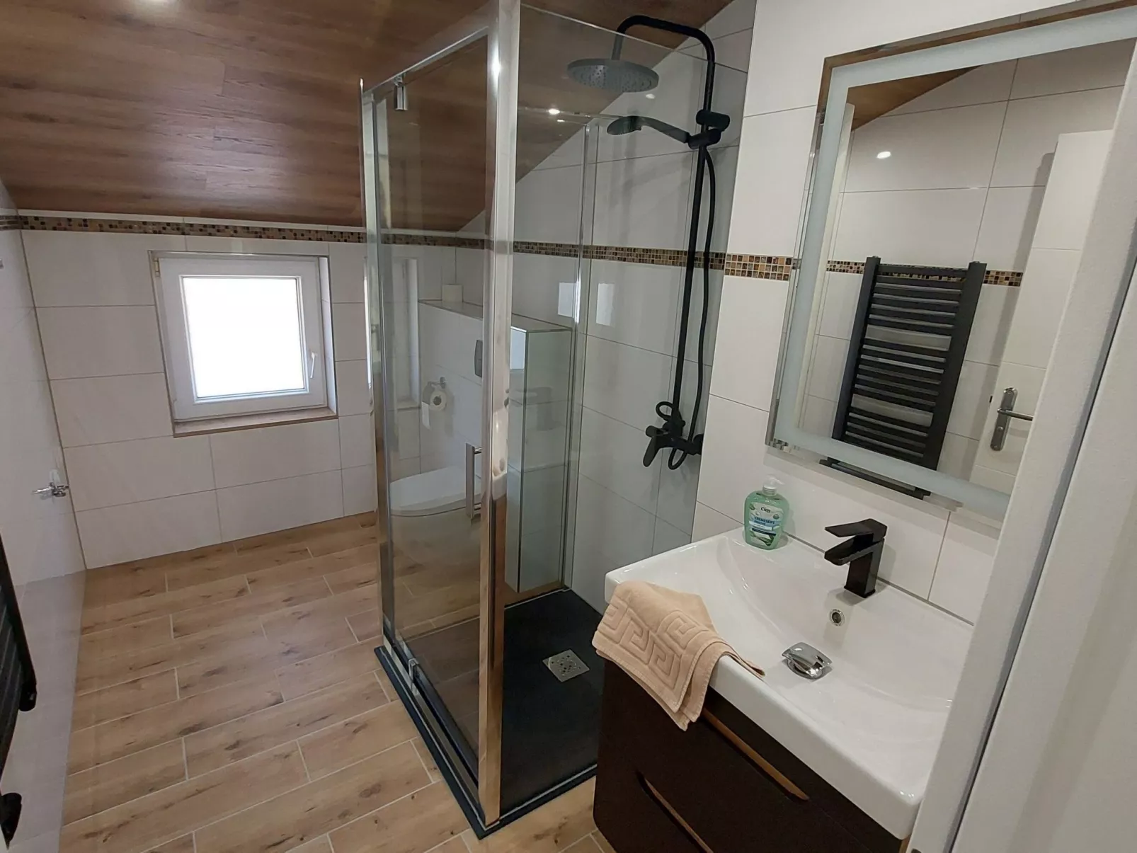 Mit eigenem Parkplatz-Drinnen