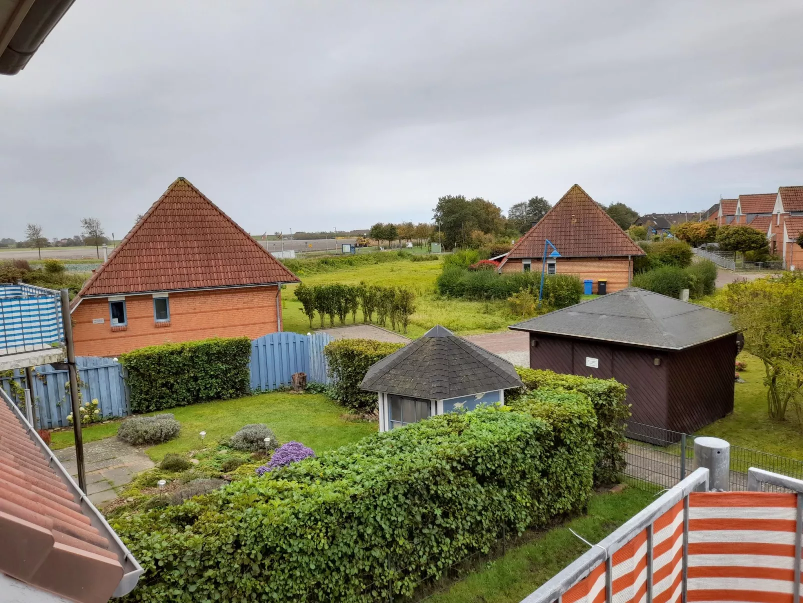 Moderne Ferienwohnung mit Balkon in Strandnähe-Draußen