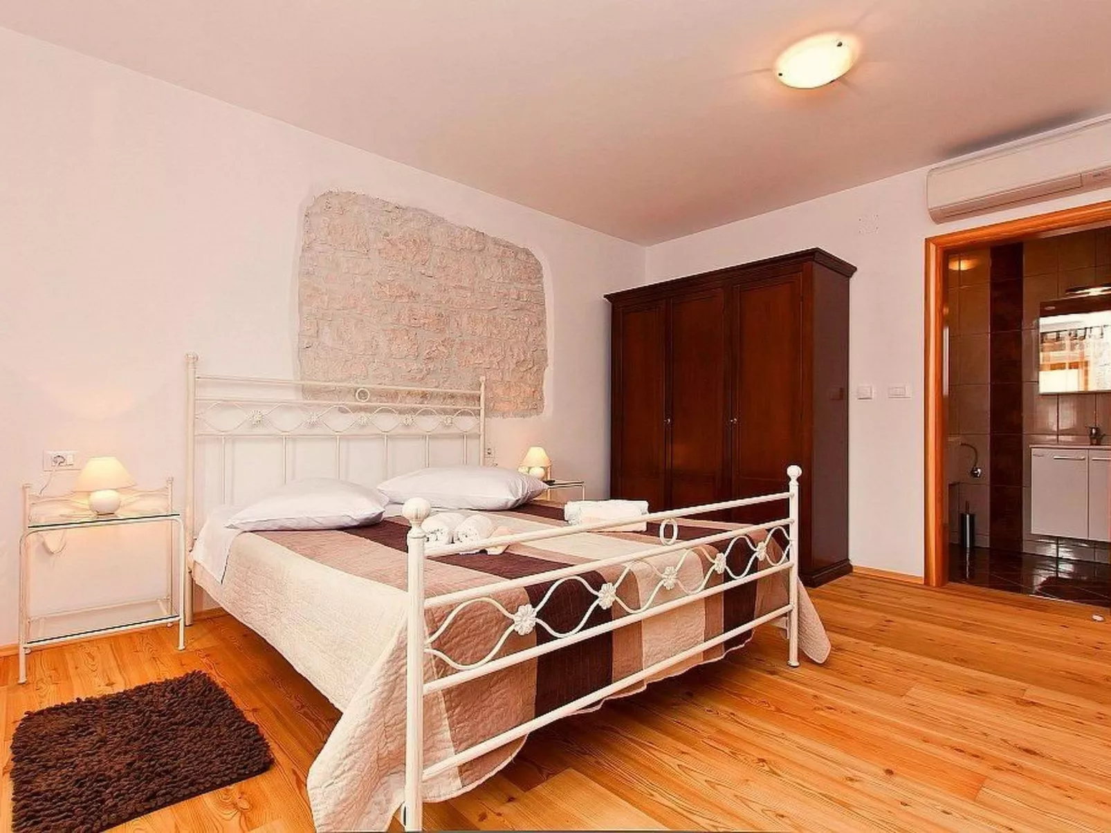 Gemütliches Ferienhaus in Peresiji mit Grill und Terrasse-Dedans