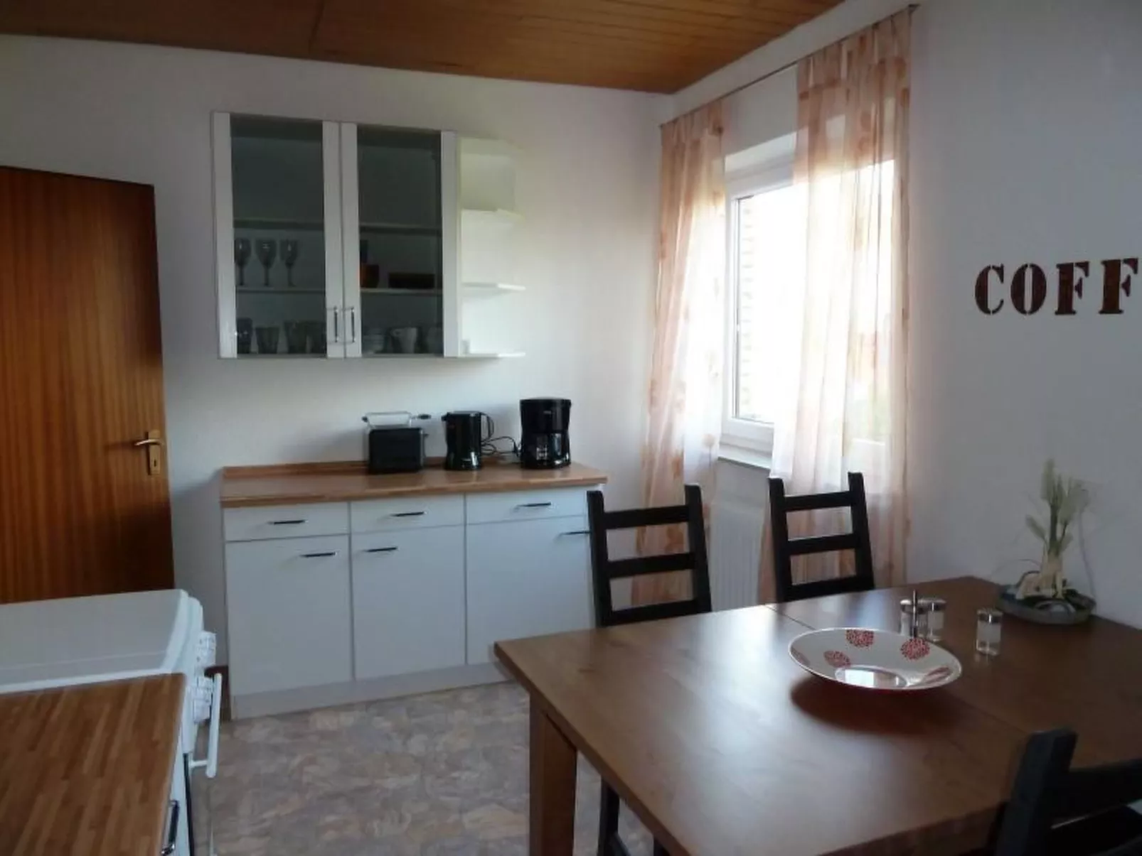 Ruhige Ferienwohnung mit Balkon und Parkplatz-Dedans