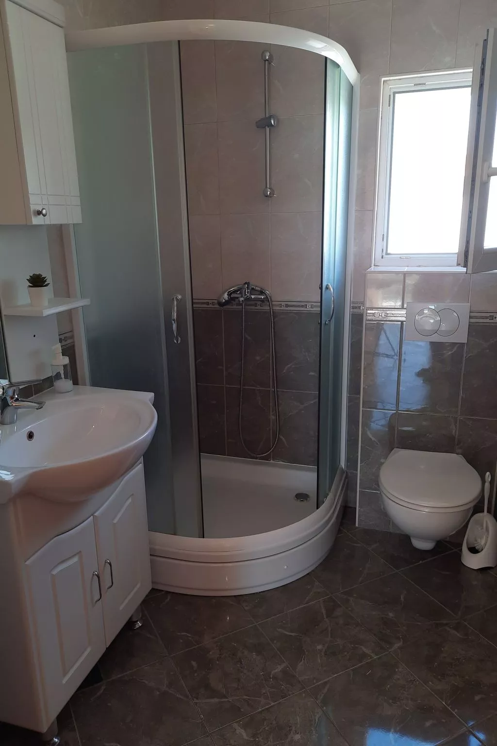 Mit Blick auf das Wasser-Dedans