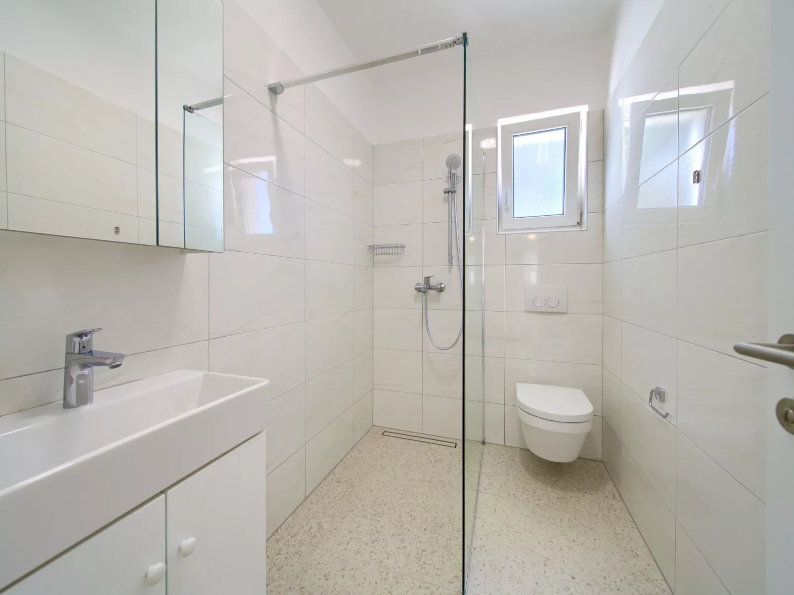 Geräumige, luxuriöse 5*-Ferienvilla mit Meerblick, eigenem Pool und großer Terr-Dedans