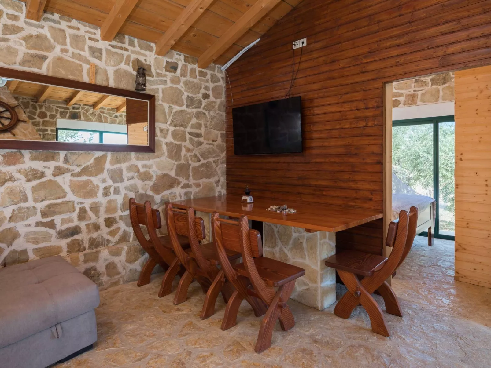 Ferienvilla Kalista mit Pool und tollem Ausblick-Drinnen