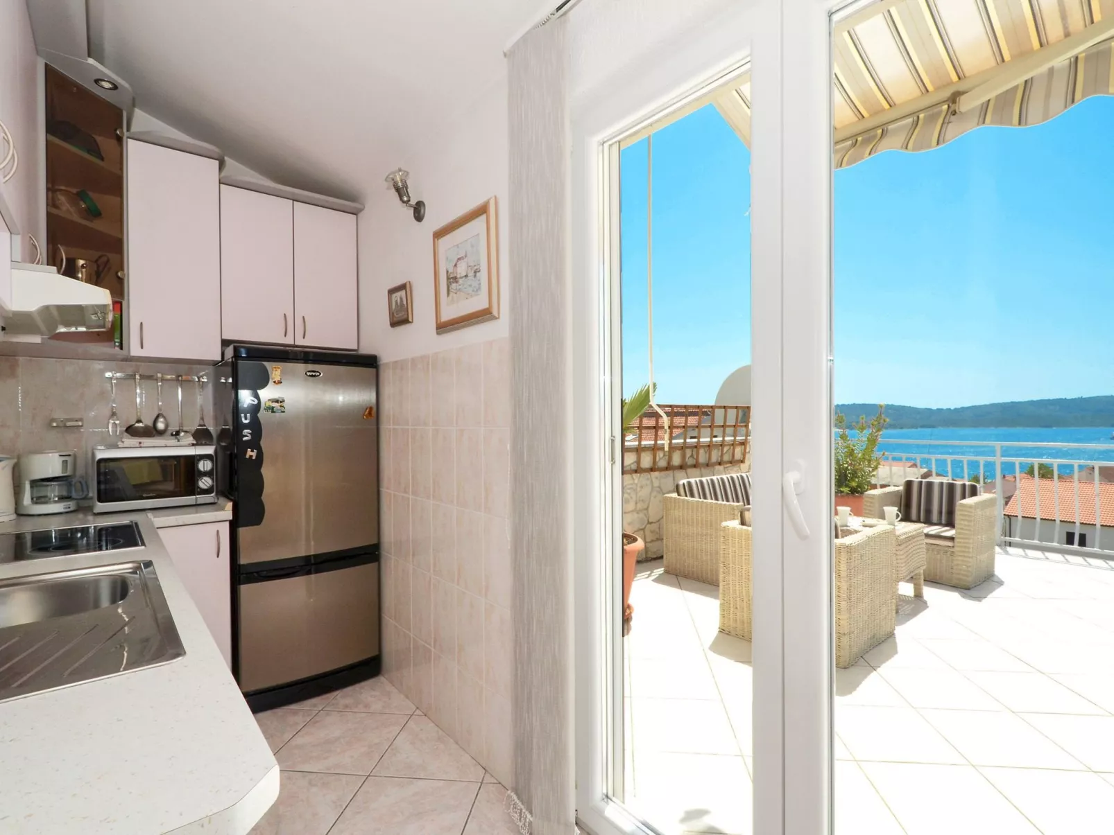 Wohnung "Decor" mit Blick auf das Wasser-Drinnen