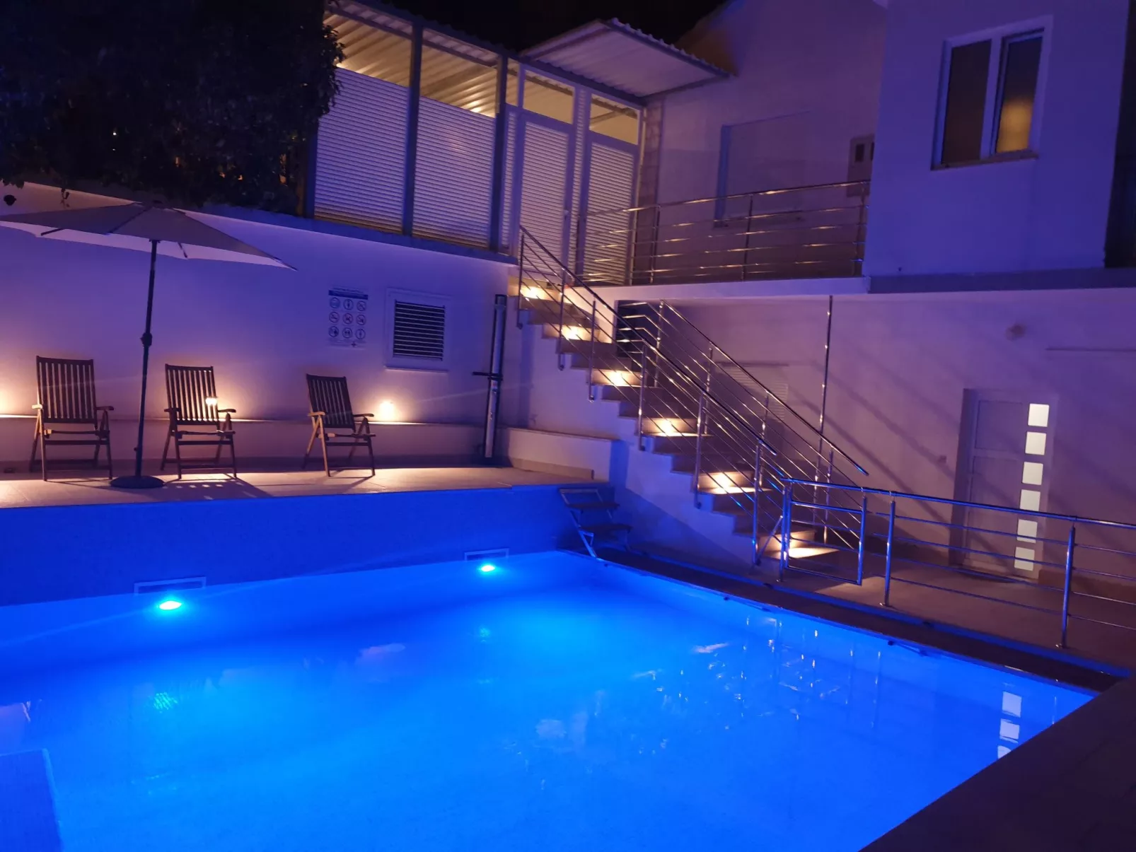 Für vier Personen, mit einem Balkon-Draußen