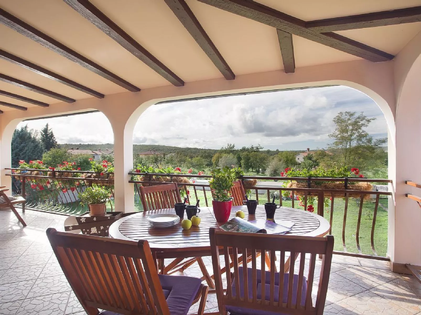 Vollständig freistehendes Haus mit schönem Garten-Dehors