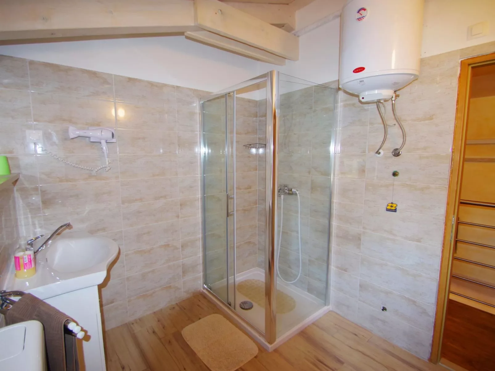 In Kavran mit Terrasse und Grill-Drinnen