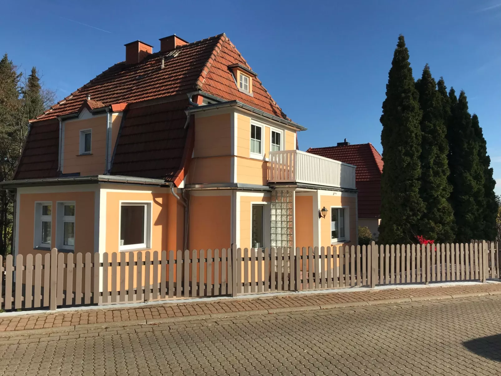 Modernes, gemütliches Ferienhaus mit Terrasse und Garten - Outside
