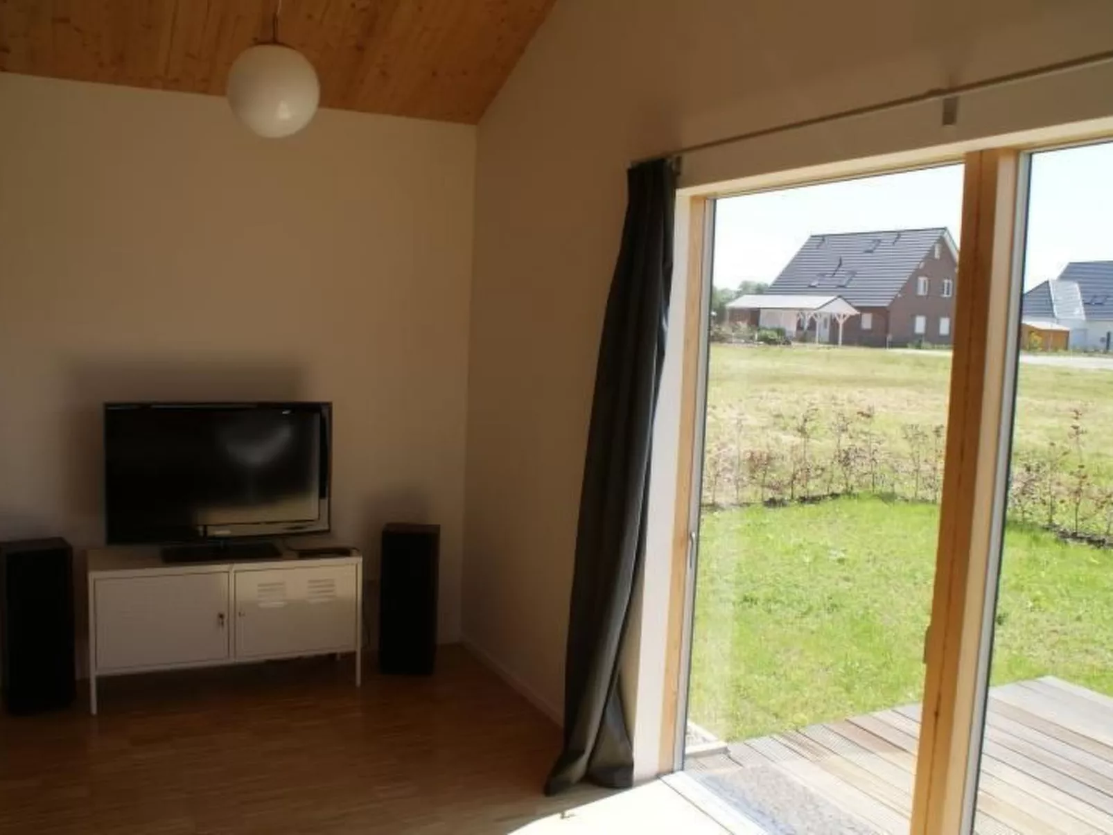 Strandnahes Ferienhaus mit Terrasse und Stellplatz-Drinnen