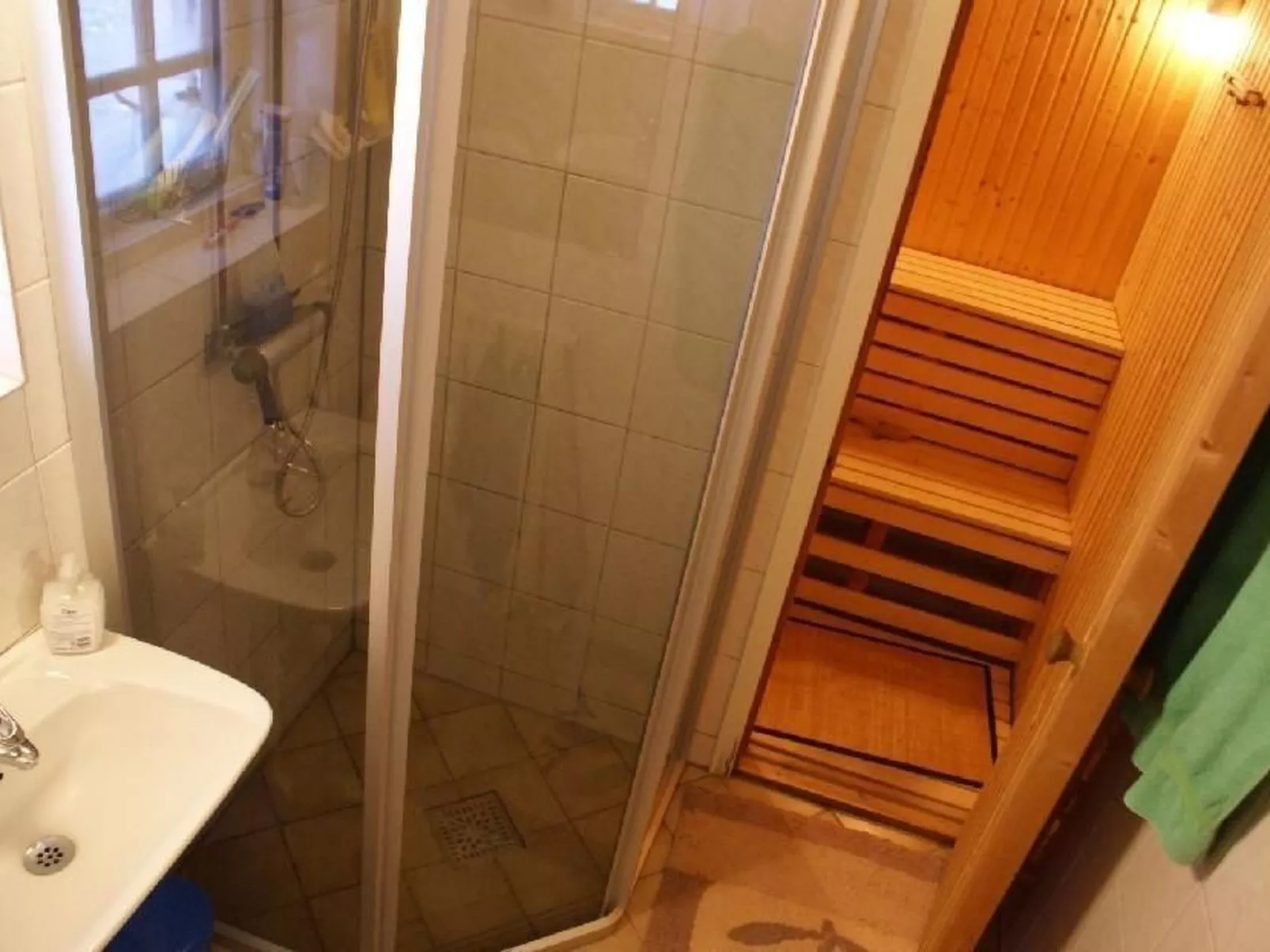 Mit Balkon, Terrasse und Garten-Inside