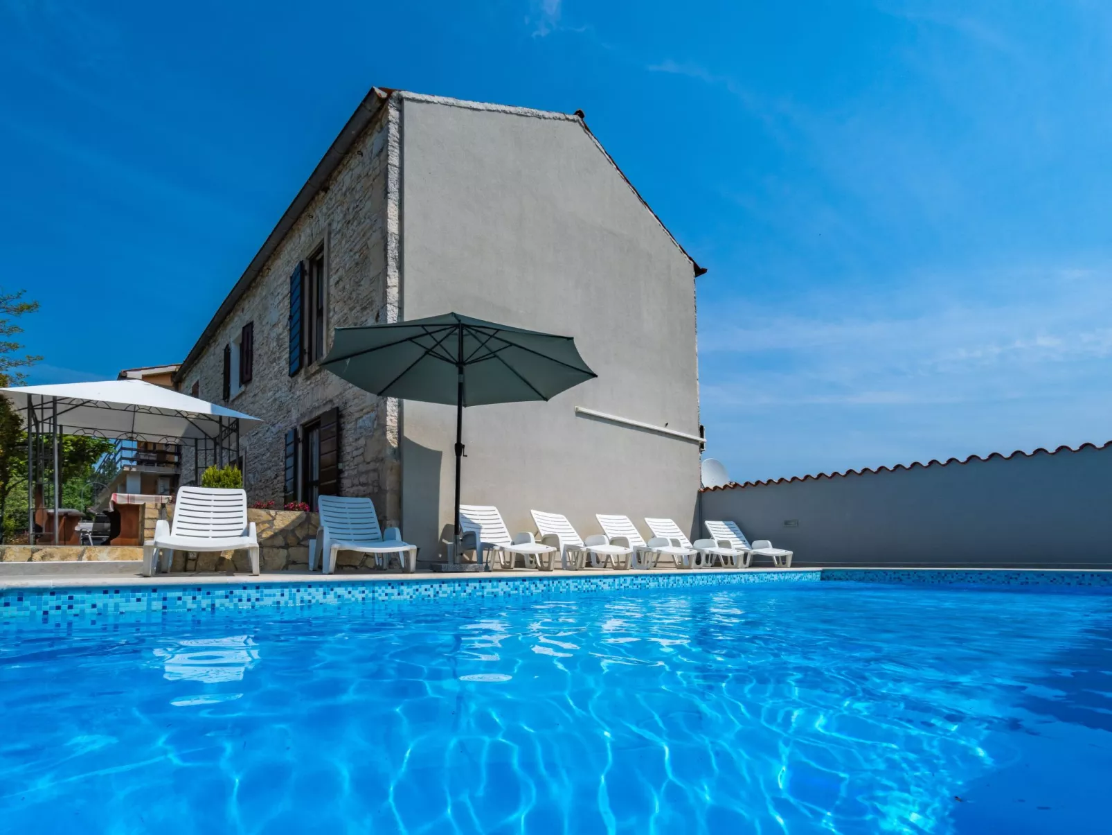 Schönes Haus mit großer grüner Umgebung, Pool-Draußen