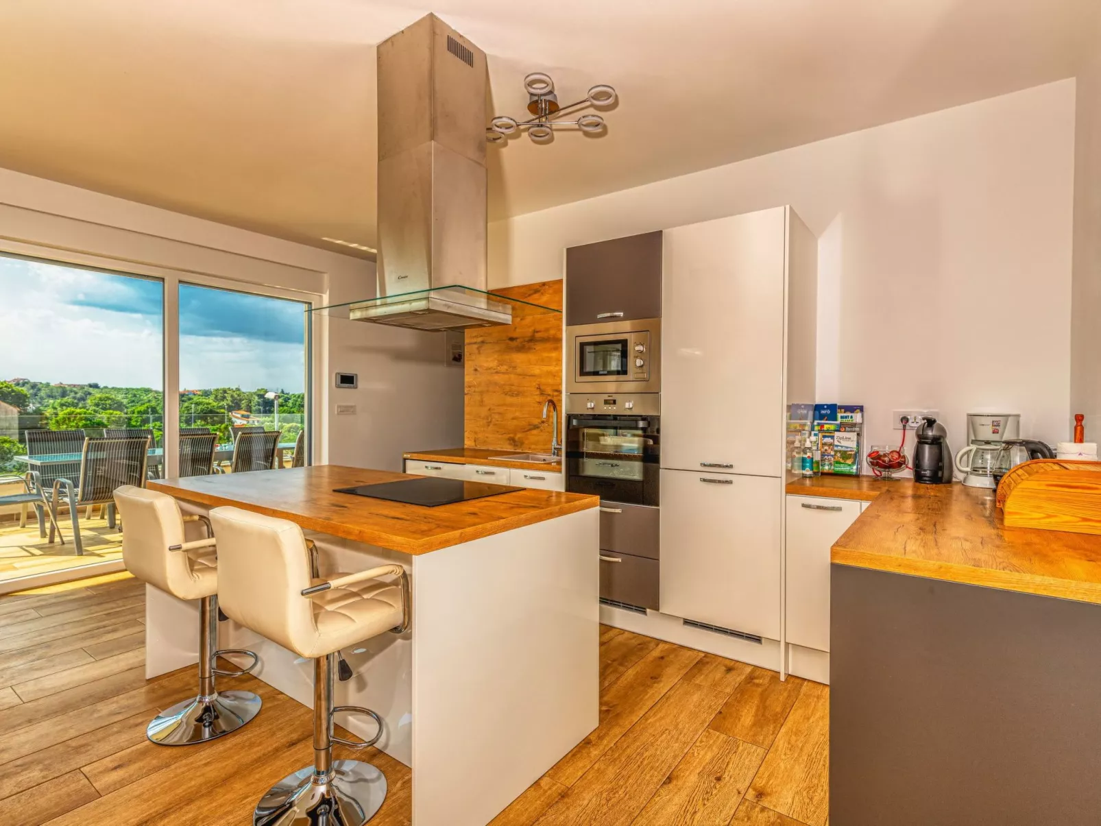 Leon's Holiday Homes-Dedans